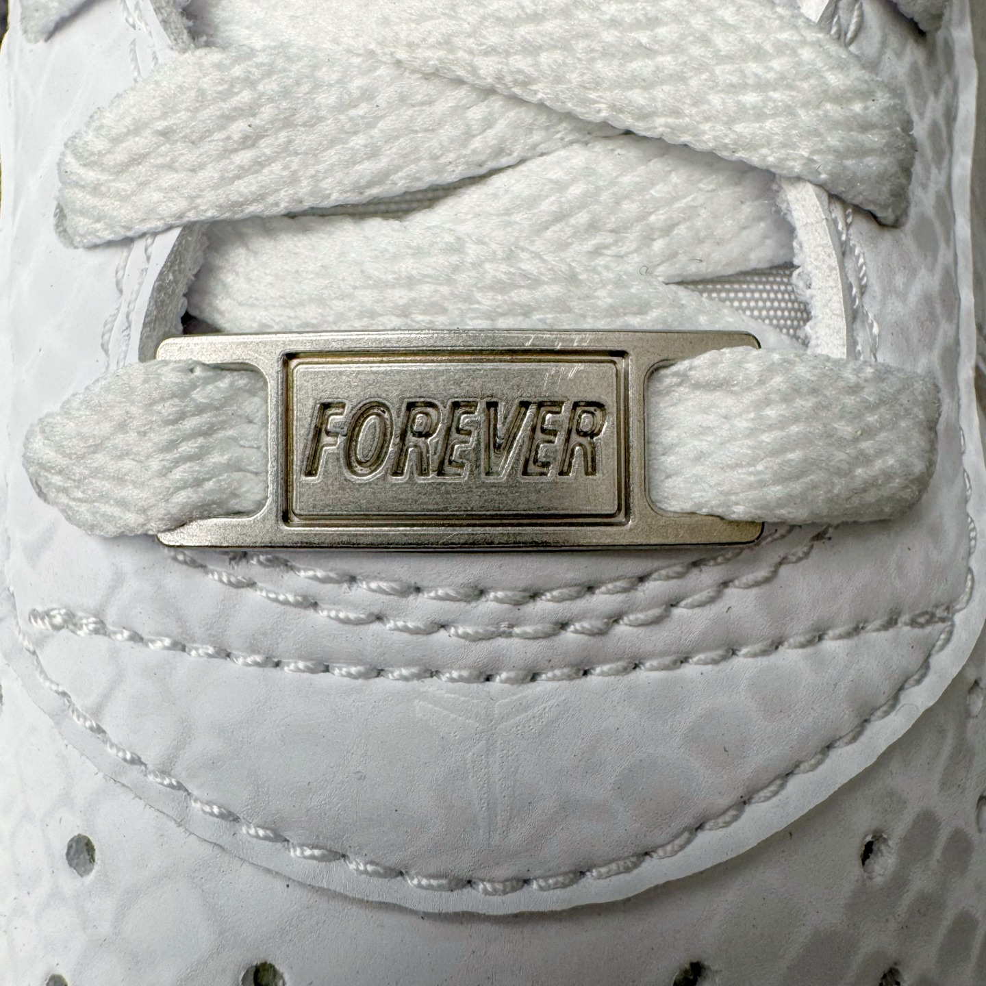 图片[15]-＃XT纯原 NK Air Force 1 Low Kobe Forever White 空军一号时尚舒适防滑耐磨低帮板鞋 科比白色 IB0018-100 顶级批次 2022全新楦头鞋型 鱼鳞大底 历时开发三个月 清洁度完美 二维码鞋标 内置芯片及solo气垫 大底高度及其弧度依照正品 钢印 logo刺绣 鞋口弧度 鞋头长度 鞋面冲孔 鞋垫背胶及钢印 完美鞋型对比正品 每一处都是细节满满 柔软、弹性十足的缓震性能和出色的中底设计 横跨复古与现代的外型结合 造就出风靡全球 三十多年的Force 1 直到今天还深受青睐 实拍调校N版已经零色差零失真 百分百还原实物色彩所见即所得 不存在货不对板色差等低级问题 选购参考实物拍摄 不混卖不参货 只用心做好货严格选品 承诺混一赔十 尺码：36 36.5 37.5 38 38.5 39 40 40.5 41 42 42.5 43 44 44.5 45-选品中心