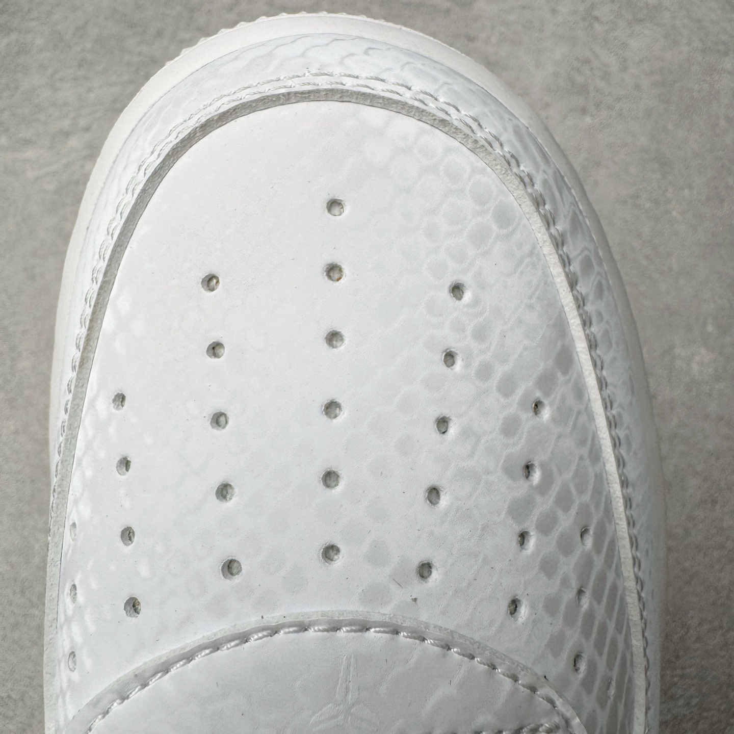 图片[17]-＃XT纯原 NK Air Force 1 Low Kobe Forever White 空军一号时尚舒适防滑耐磨低帮板鞋 科比白色 IB0018-100 顶级批次 2022全新楦头鞋型 鱼鳞大底 历时开发三个月 清洁度完美 二维码鞋标 内置芯片及solo气垫 大底高度及其弧度依照正品 钢印 logo刺绣 鞋口弧度 鞋头长度 鞋面冲孔 鞋垫背胶及钢印 完美鞋型对比正品 每一处都是细节满满 柔软、弹性十足的缓震性能和出色的中底设计 横跨复古与现代的外型结合 造就出风靡全球 三十多年的Force 1 直到今天还深受青睐 实拍调校N版已经零色差零失真 百分百还原实物色彩所见即所得 不存在货不对板色差等低级问题 选购参考实物拍摄 不混卖不参货 只用心做好货严格选品 承诺混一赔十 尺码：36 36.5 37.5 38 38.5 39 40 40.5 41 42 42.5 43 44 44.5 45-选品中心