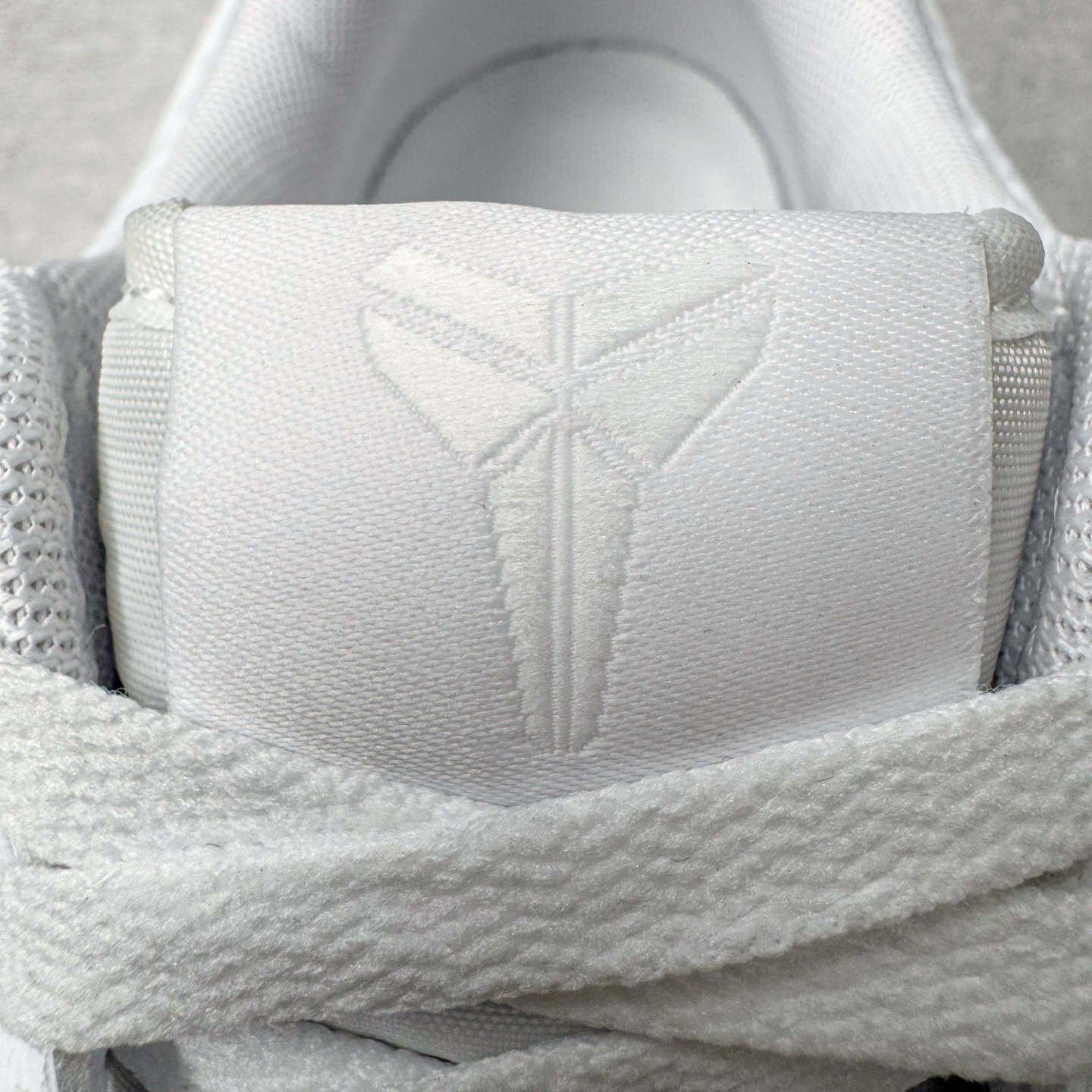 图片[14]-＃XT纯原 NK Air Force 1 Low Kobe Forever White 空军一号时尚舒适防滑耐磨低帮板鞋 科比白色 IB0018-100 顶级批次 2022全新楦头鞋型 鱼鳞大底 历时开发三个月 清洁度完美 二维码鞋标 内置芯片及solo气垫 大底高度及其弧度依照正品 钢印 logo刺绣 鞋口弧度 鞋头长度 鞋面冲孔 鞋垫背胶及钢印 完美鞋型对比正品 每一处都是细节满满 柔软、弹性十足的缓震性能和出色的中底设计 横跨复古与现代的外型结合 造就出风靡全球 三十多年的Force 1 直到今天还深受青睐 实拍调校N版已经零色差零失真 百分百还原实物色彩所见即所得 不存在货不对板色差等低级问题 选购参考实物拍摄 不混卖不参货 只用心做好货严格选品 承诺混一赔十 尺码：36 36.5 37.5 38 38.5 39 40 40.5 41 42 42.5 43 44 44.5 45-选品中心