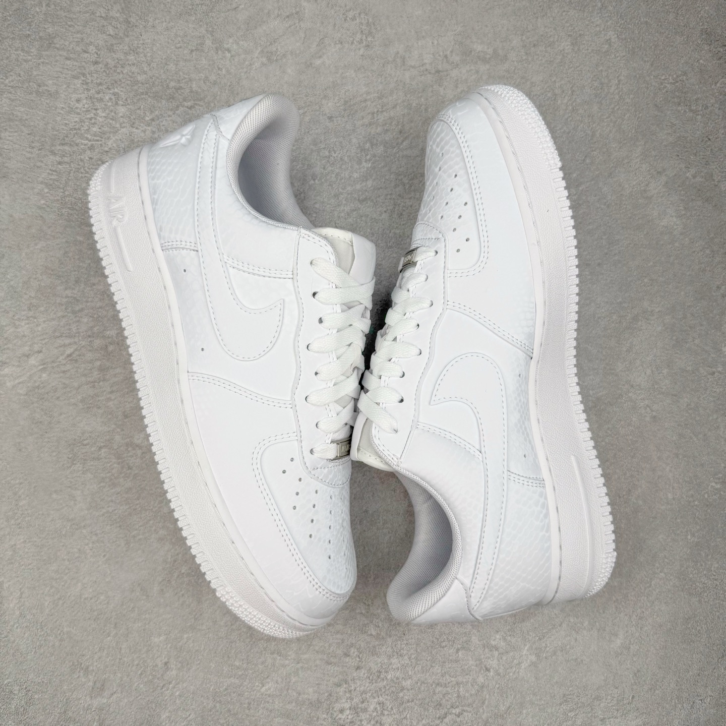 图片[3]-＃XT纯原 NK Air Force 1 Low Kobe Forever White 空军一号时尚舒适防滑耐磨低帮板鞋 科比白色 IB0018-100 顶级批次 2022全新楦头鞋型 鱼鳞大底 历时开发三个月 清洁度完美 二维码鞋标 内置芯片及solo气垫 大底高度及其弧度依照正品 钢印 logo刺绣 鞋口弧度 鞋头长度 鞋面冲孔 鞋垫背胶及钢印 完美鞋型对比正品 每一处都是细节满满 柔软、弹性十足的缓震性能和出色的中底设计 横跨复古与现代的外型结合 造就出风靡全球 三十多年的Force 1 直到今天还深受青睐 实拍调校N版已经零色差零失真 百分百还原实物色彩所见即所得 不存在货不对板色差等低级问题 选购参考实物拍摄 不混卖不参货 只用心做好货严格选品 承诺混一赔十 尺码：36 36.5 37.5 38 38.5 39 40 40.5 41 42 42.5 43 44 44.5 45-选品中心