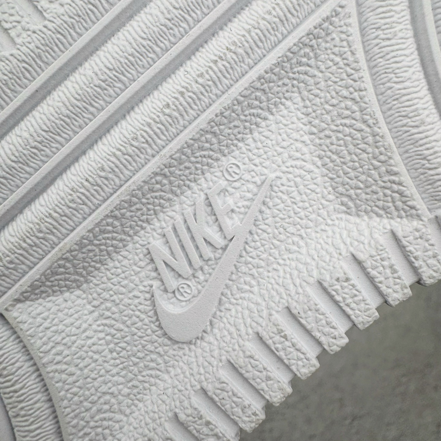 图片[22]-＃XT纯原 NK Air Force 1 Low Kobe Forever White 空军一号时尚舒适防滑耐磨低帮板鞋 科比白色 IB0018-100 顶级批次 2022全新楦头鞋型 鱼鳞大底 历时开发三个月 清洁度完美 二维码鞋标 内置芯片及solo气垫 大底高度及其弧度依照正品 钢印 logo刺绣 鞋口弧度 鞋头长度 鞋面冲孔 鞋垫背胶及钢印 完美鞋型对比正品 每一处都是细节满满 柔软、弹性十足的缓震性能和出色的中底设计 横跨复古与现代的外型结合 造就出风靡全球 三十多年的Force 1 直到今天还深受青睐 实拍调校N版已经零色差零失真 百分百还原实物色彩所见即所得 不存在货不对板色差等低级问题 选购参考实物拍摄 不混卖不参货 只用心做好货严格选品 承诺混一赔十 尺码：36 36.5 37.5 38 38.5 39 40 40.5 41 42 42.5 43 44 44.5 45-选品中心