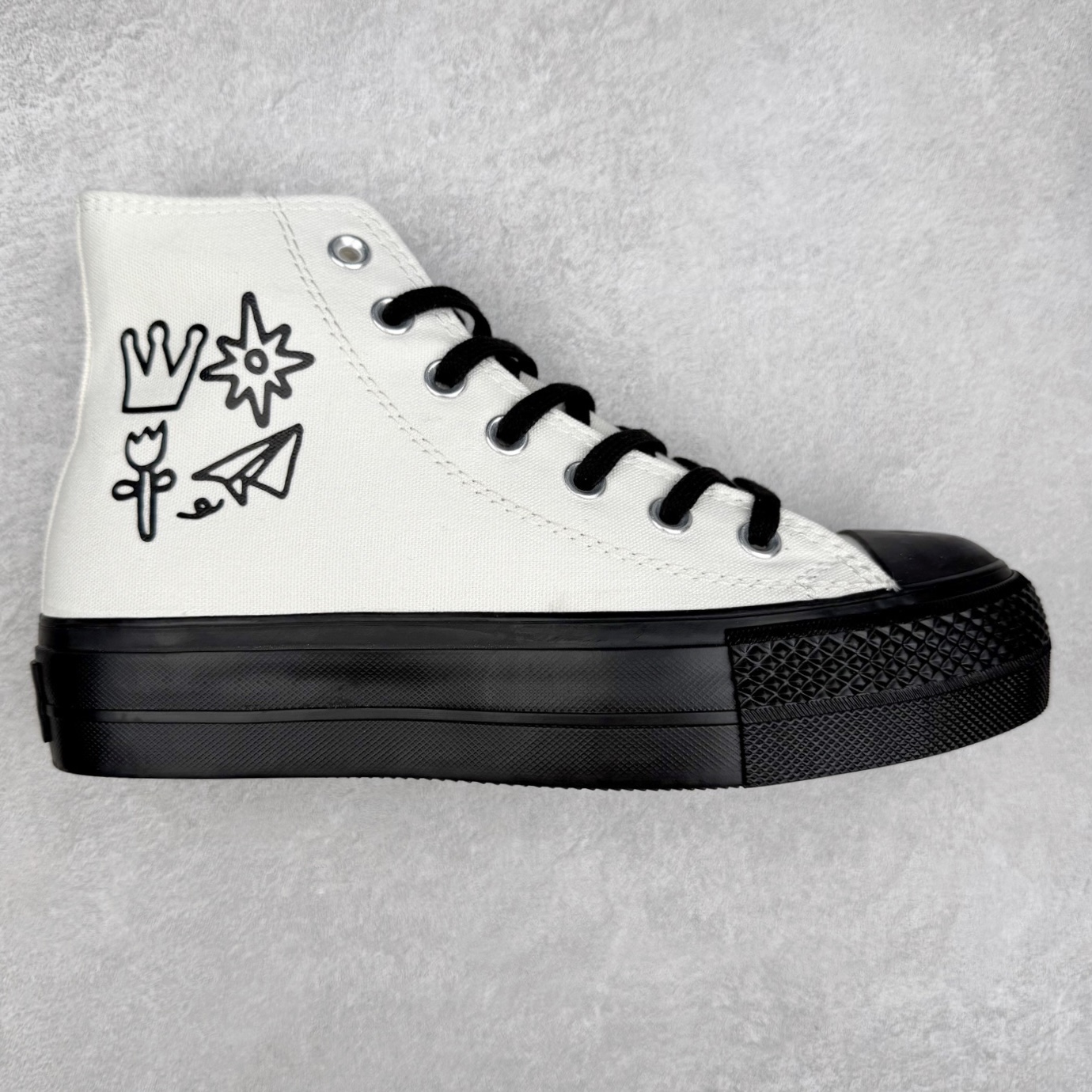 Converse All Star Lift 白黑厚底 王源同款 厚底增高百搭休闲鞋 经典白黑色系 鞋面搭配皇冠纸飞机印花 厚底设计拉长腿型 OrthoLite鞋垫放松脚感 舒适透气 尺码：35 36 36.5 37 37.5 38 39 39.5 40 41 41.5 42 42.5 43 44-选品中心