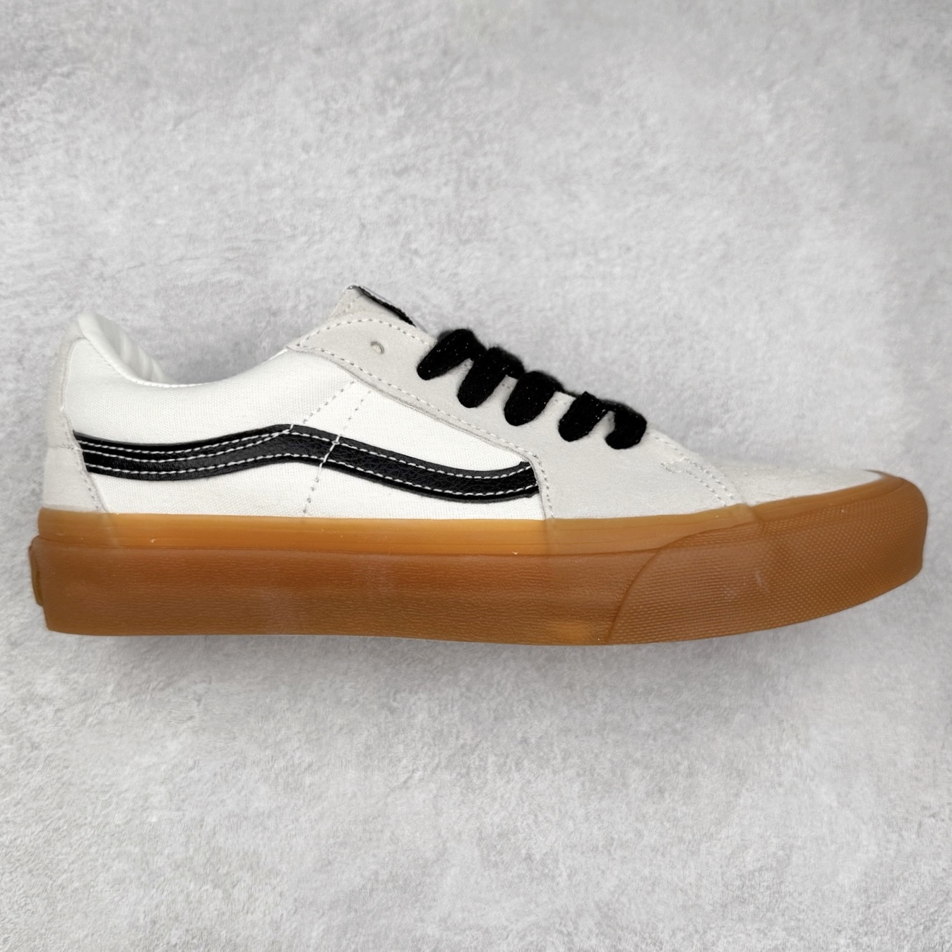 Vans Sk8-Low 米白生胶 范斯复古休闲硫化帆布鞋 鞋款以白线勾勒出整体造型 鞋面采用帆布拼接麂皮材质搭配以及黑色鞋带点缀 复古又百搭 生胶大底拉满整体质感 尺码：35 36 36.5 37 38 38.5 39 40 40.5 41 42 42.5 43 44-选品中心