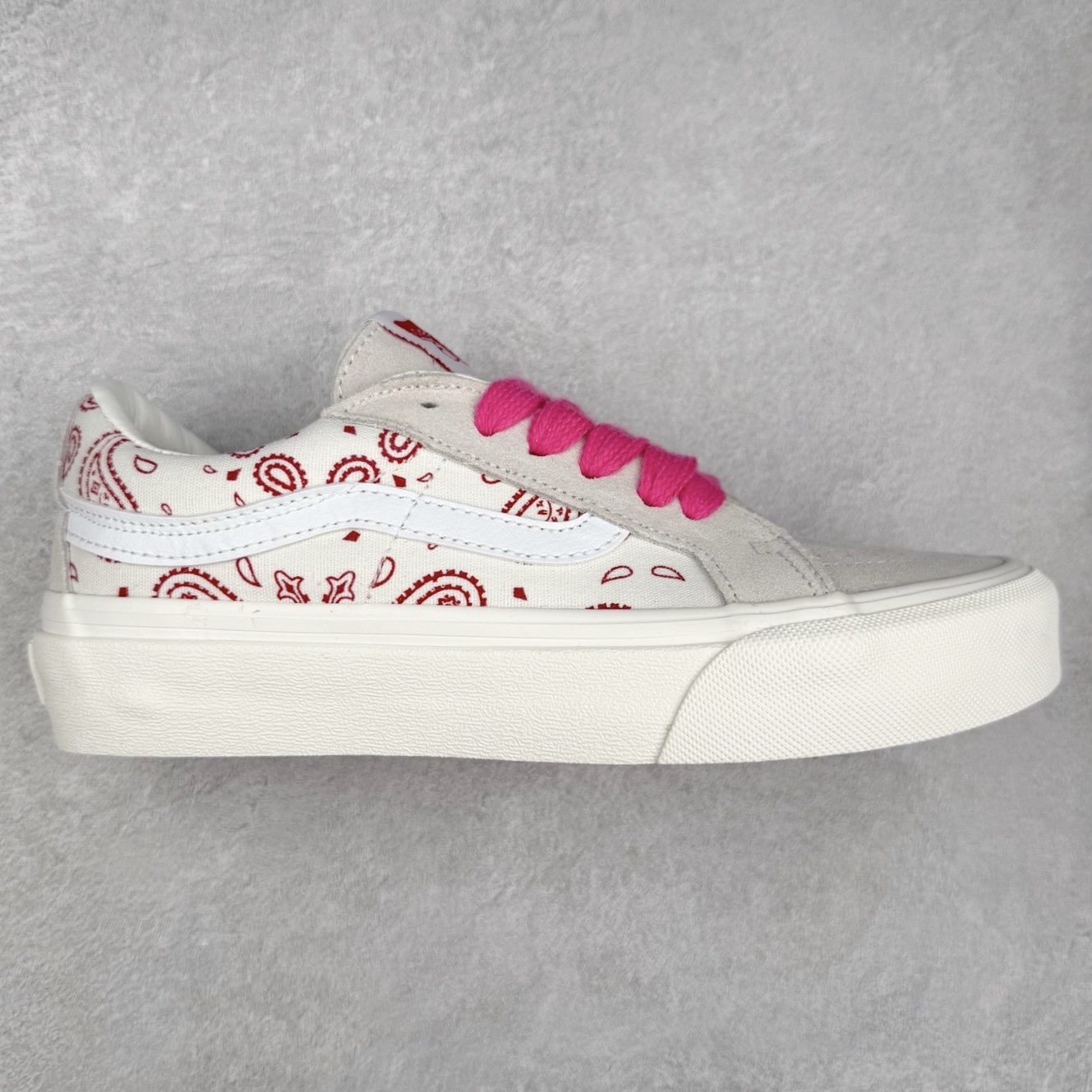 Vans Sk8-Low 白粉腰果花 范斯复古休闲硫化帆布鞋 该鞋款以白线勾勒出整体造型 鞋面采用帆布拼接麂皮材质搭配火龙果色鞋带 很吸睛 鞋身印有腰果花图案 极具辨识度 尺码：35 36 36.5 37 38 38.5 39 40 40.5 41 42 42.5 43 44-选品中心