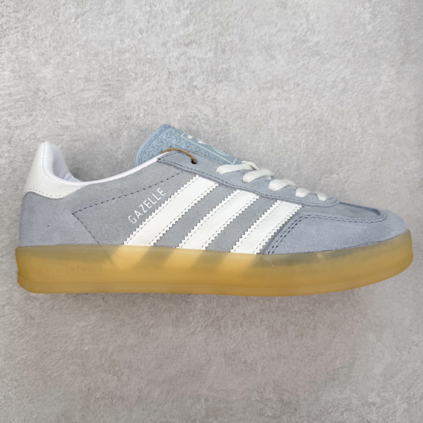 AD Gazelle Indoor Trainers 羚羊内训系列低帮复古百搭休闲运动德训风板鞋 JQ7009 90年代经典的复刻版！自60年代以足球训练鞋面世以来,Gazelle就以其经典设计席卷全球。1991年版本的复刻,再造经典Gazelle。采用皮革打造,搭配浊色细节,让这款经典更加简约。尺码：36 36⅔ 37⅓ 38 38⅔ 39⅓ 40 40⅔ 41⅓ 42 42⅔ 43⅓ 44⅓ 44⅔ 45-选品中心