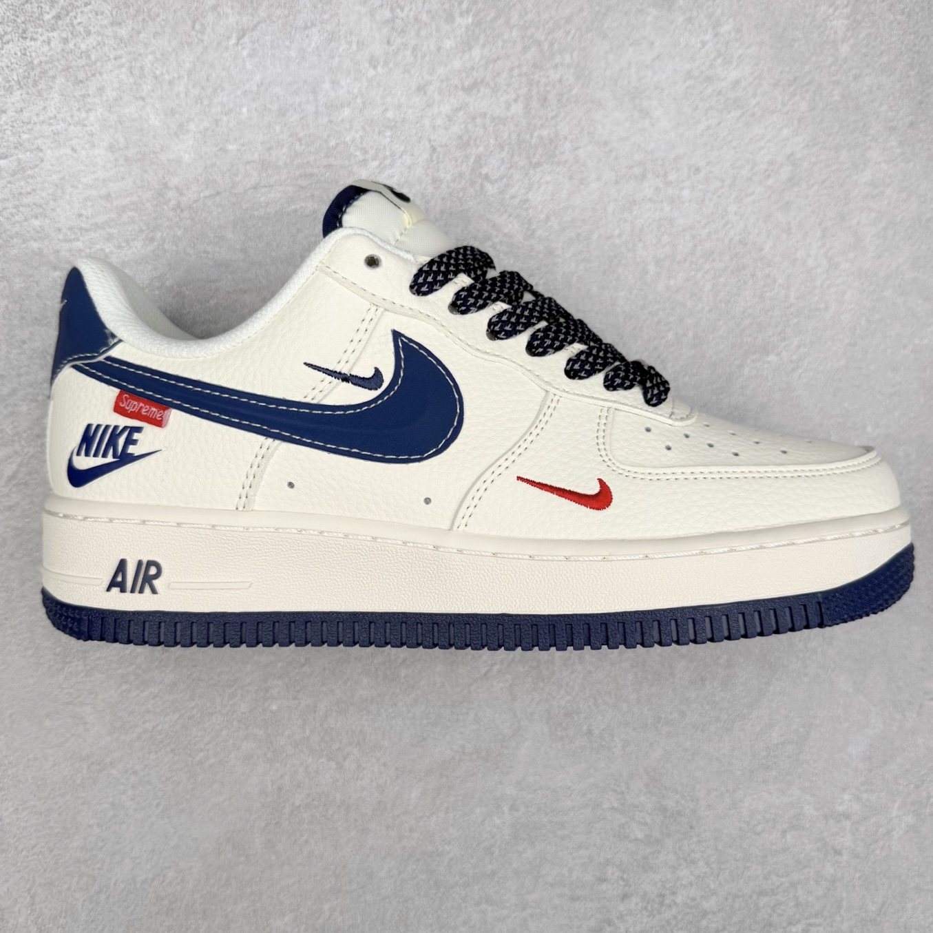 NK Air Force 1´07 Low 空军一号低帮百搭休闲运动板鞋 HH7518-071 柔软、弹性十足的缓震性能和出色的中底设计 横跨复古与现代的外型结合 造就出风靡全球 三十多年的Force 1 直到今天还深受青睐 实拍调校N版已经零色差零失真 百分百还原实物色彩所见即所得 不存在货不对板色差等低级问题 选购参考实物拍摄 不混卖不参货 只用心做好货严格选品 承诺混一赔十 尺码：36 36.5 37.5 38 38.5 39 40 40.5 41 42 42.5 43 44 44.5 45-选品中心