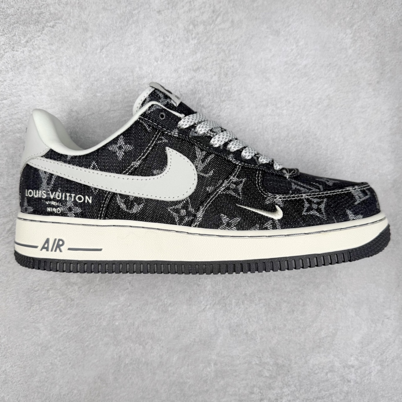 NK Air Force 1´07 Low 空军一号低帮百搭休闲运动板鞋 ZD1988-003 柔软、弹性十足的缓震性能和出色的中底设计 横跨复古与现代的外型结合 造就出风靡全球 三十多年的Force 1 直到今天还深受青睐 实拍调校N版已经零色差零失真 百分百还原实物色彩所见即所得 不存在货不对板色差等低级问题 选购参考实物拍摄 不混卖不参货 只用心做好货严格选品 承诺混一赔十 尺码：36 36.5 37.5 38 38.5 39 40 40.5 41 42 42.5 43 44 44.5 45-选品中心