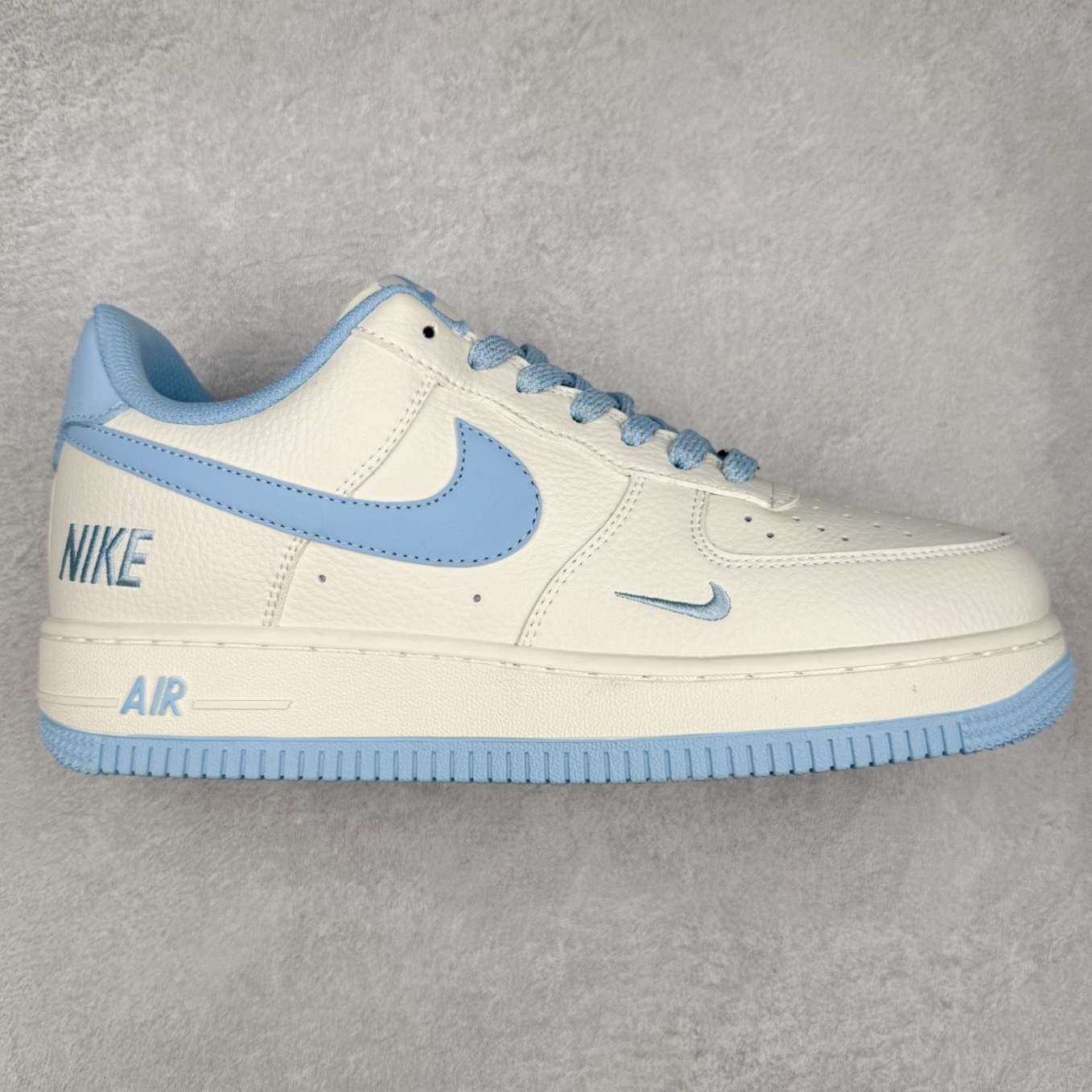 NK Air Force 1´07 Low 空军一号低帮百搭休闲运动板鞋 CS5288-030 柔软、弹性十足的缓震性能和出色的中底设计 横跨复古与现代的外型结合 造就出风靡全球 三十多年的Force 1 直到今天还深受青睐 实拍调校N版已经零色差零失真 百分百还原实物色彩所见即所得 不存在货不对板色差等低级问题 选购参考实物拍摄 不混卖不参货 只用心做好货严格选品 承诺混一赔十 尺码：36 36.5 37.5 38 38.5 39 40 40.5 41 42 42.5 43 44 44.5 45-选品中心