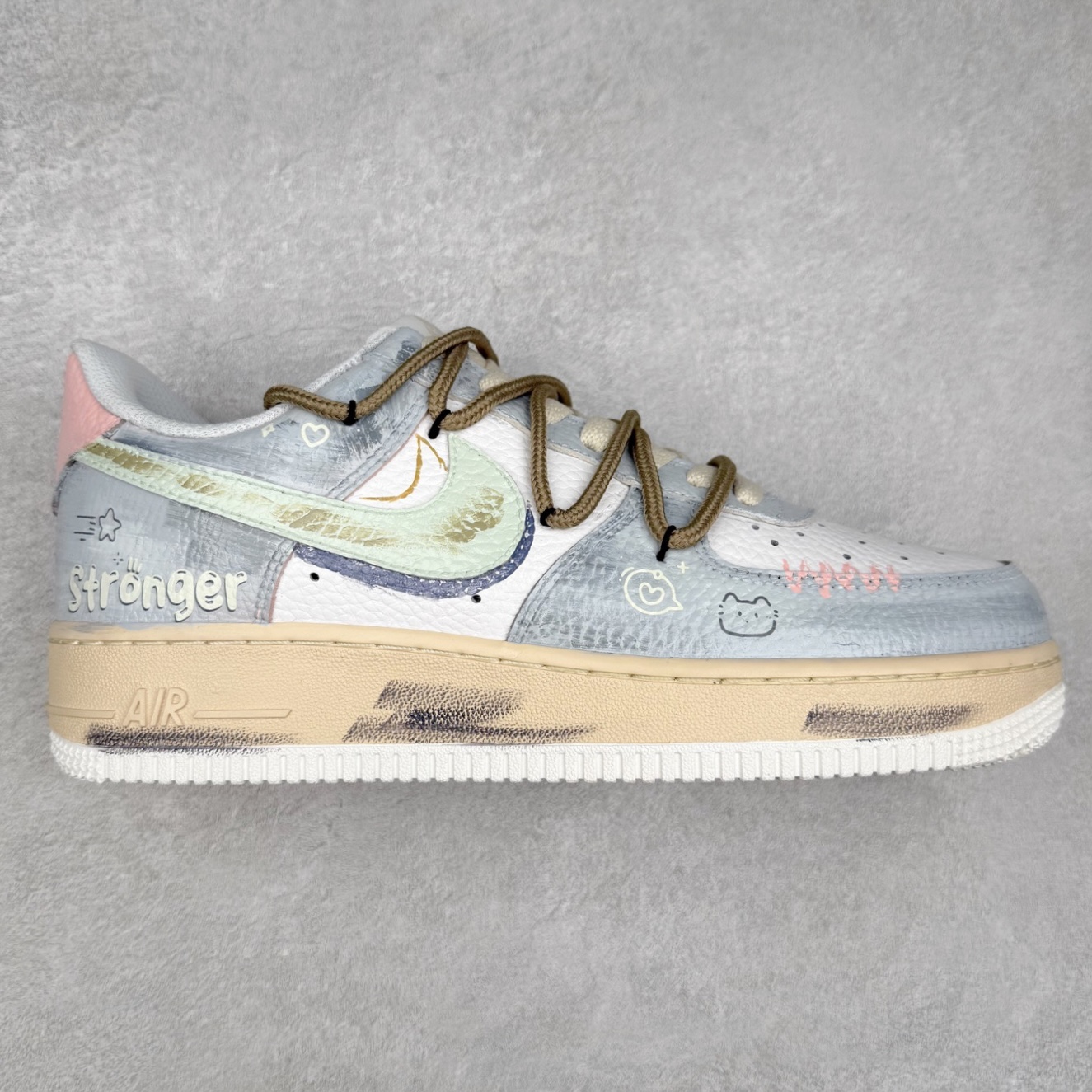 NK Air Force 1´07 Low 空军一号低帮百搭休闲运动板鞋 YT0303-222 柔软、弹性十足的缓震性能和出色的中底设计 横跨复古与现代的外型结合 造就出风靡全球 三十多年的Force 1 直到今天还深受青睐 实拍调校N版已经零色差零失真 百分百还原实物色彩所见即所得 不存在货不对板色差等低级问题 选购参考实物拍摄 不混卖不参货 只用心做好货严格选品 承诺混一赔十 尺码：36 36.5 37.5 38 38.5 39 40 40.5 41 42 42.5 43 44 44.5 45-选品中心