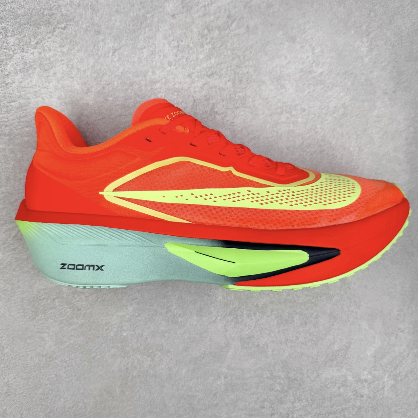 NK ZoomX Invincible Run Flyknit 6 轻量跑鞋 飞织低帮休闲运动慢跑鞋 FN8454-601 此鞋专为短跑运动员而生 是为 5 至 10 公里距离的赛事和训练打造 整体设计采用流线型的轻质工程网眼材质构成鞋面 并与其他 Running 旗舰鞋款同样搭载全脚掌 ZoomX 缓冲中底 搭配 Pebax 物料与橡胶外底 ZoomX StreakFly 首发配色以Prototype呈现 其灵感是来自开发期间的磨损测试 透过编号的标记与内侧的预期跑步距离突出研发过程 尺码：36 36.5 37.5 38 38.5 39 40 40.5 41 42 42.5 43 44 45-选品中心