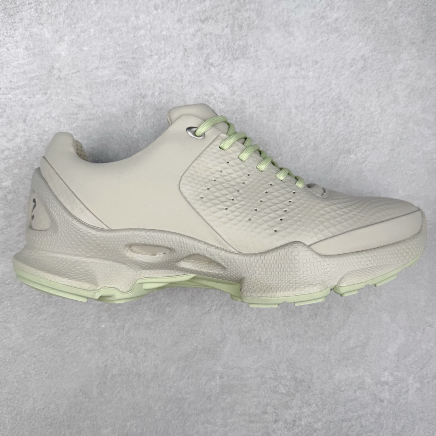 ECCO爱步老爹鞋男士夏季新款 飞织网面百搭潮流户外运动鞋 健步BIOM系列新款 全新的轻量发泡底材与直接注塑橡胶大底相结合 柔软舒适,轻量回弹,脚感更轻盈 鞋面采用GORE-TEX飞织网面与牛皮相结合 给你贴心透气呵护 自然律动科技 符合人体工学鞋楦 贴近足部天然形态 橡胶大底,抓地力强,具有良好的耐磨性 轻盈自如 适跑畅练 尺码:38 39 40 41 42 43 44 (皮鞋码)-选品中心