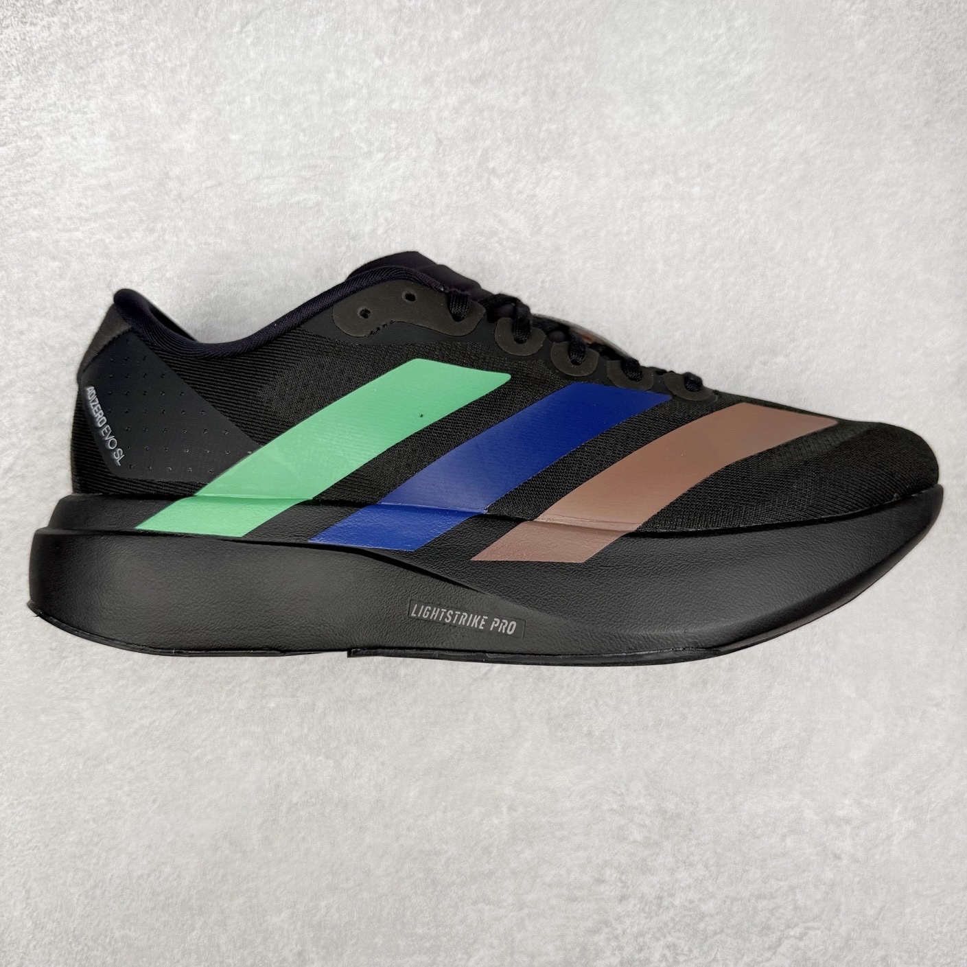 AD Adizero EVO SL 马拉松竞速专业跑鞋 KI3392 CELERMESH针织网面非常轻薄 纤维间的缝隙很大 可以保证跑步时的透气、排汗效果 鞋舌直接与两侧的内衬和鞋底连接在一起 在跑步过程中不会被鞋舌的左右移动所困扰 在标准鞋带孔的基础上再拓宽一组鞋带孔 适合不同脚型的需求 突破性 EnergyRods 技术，有助于跑者实现更好的成绩 中底独特的LIGHTSTRIKE PRO泡棉材质 微弹感觉在跑步过程中给予了良好的支撑体验 对于顶级精英和高水平进阶跑者来说 ADIOS PRO是一双值得信赖的竞速比赛用鞋 尺码：36 36.5 37.5 38 38.5 39 40 40.5 41 42 42.5 43 44 44.5 45-选品中心