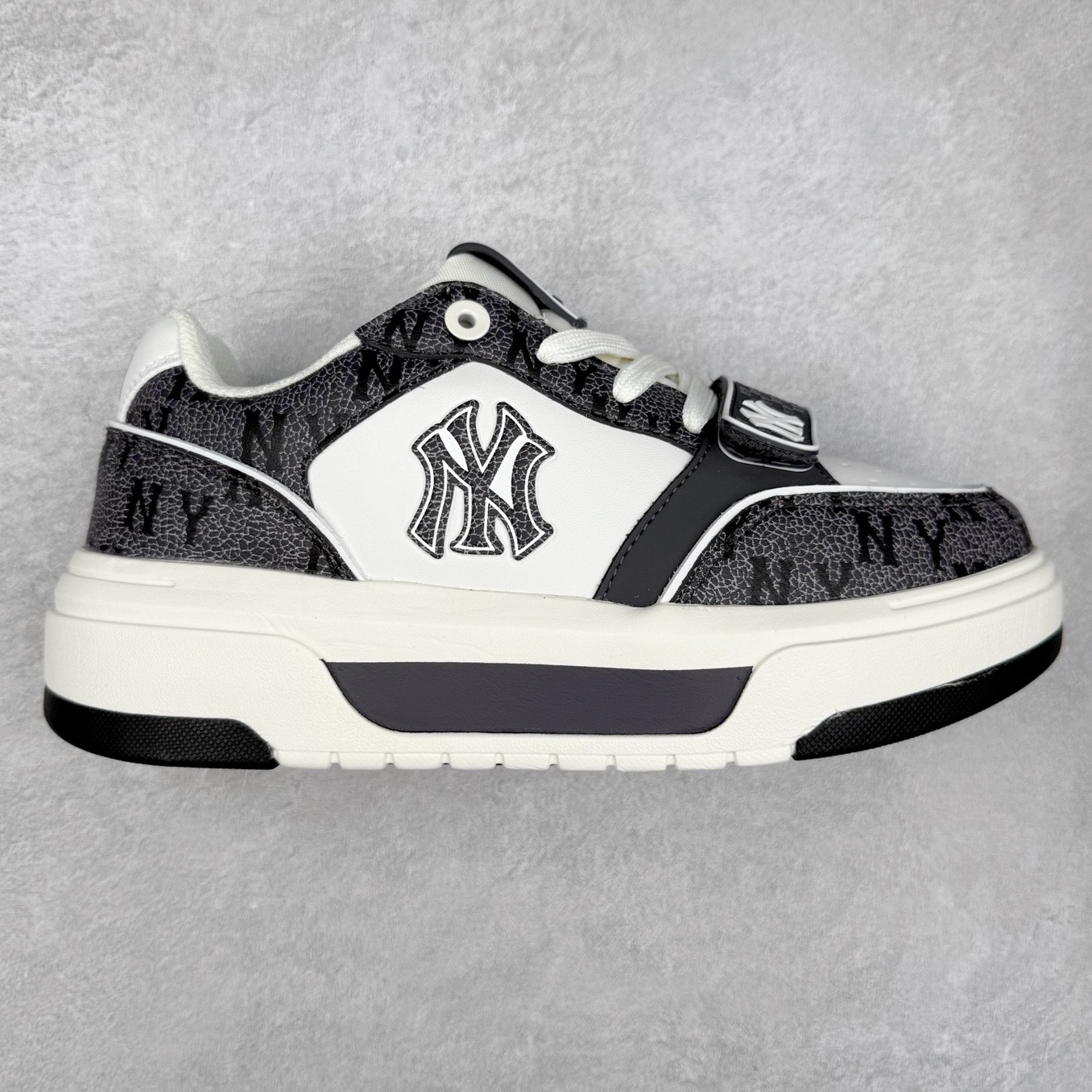 MLB Chunky Liner Basic 复古印花学长鞋系列低帮轻量增高厚底百搭休闲运动慢跑鞋板鞋 Korea韩国联名NY美国榄球纽约洋基队限定 韩国代购专供 全套原楦原纸板原厂数据开发 正确中底拉帮中底网布细节 平台代购专供 左脚内置芯片 韩国代购吊牌标贴 独家一比一RB+MD组合大底 高频后跟小人Logo精准对位立体饱满 正确网布加超迁鞋面 转印中底走线紧密 转印Logo工艺表层防刮不掉色 尺码：35 36 36.5 37.5 38 38.5 39 40 40.5 41 42 42.5 43 44 45-选品中心