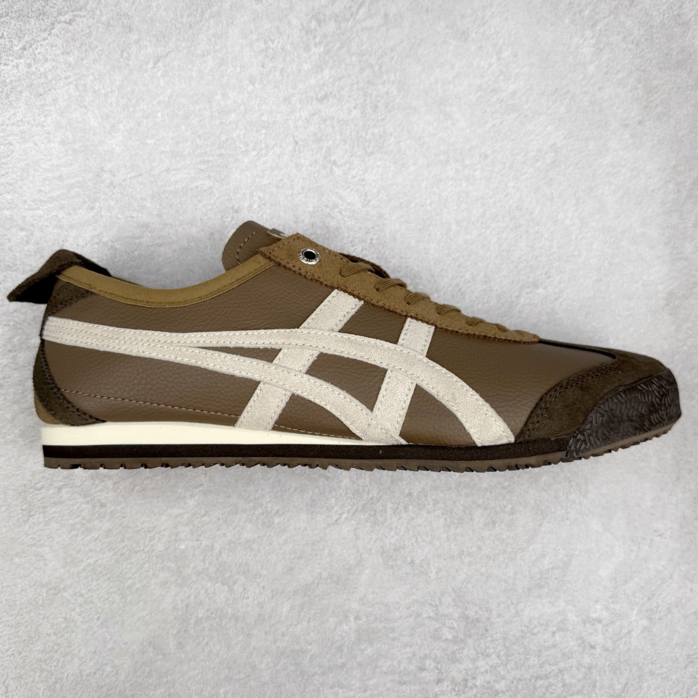 ＃C版 Asics Onitsuka Tiger MEXICO 66 亚瑟士鬼冢虎复古经典板鞋 市场王者选手 海外订单工厂出品 长期生产补货永不断码 超成熟稳定的做工品控 原装全套纸板楦头开发 原汁原味 完美呈现版型 私模正确鞋底咬花纹路 一比一鞋头弧度高度鞋身弧度 绝不口嗨 细节品控鞋型随意秒杀市面 原档咬花纹路私模大底 一个单元有六个三角形 总体形拼接呈现花瓣状 官方四联吊牌 原装Ortholite轻量化鞋垫 原盒原配 质保卡 说明书 钢印防尘纸 纸板中底带钢印 乳胶组合鞋垫 支持全方位的对比专柜 产品从款式颜色造型上体现出追求舒适和细节的完美 鞋类更是推崇手工制作的严谨与完美 融舒适性与可穿性的设计风格 注重细节的完美和别致魅力 既保持稳重 又不失轻松的时尚感 尺码：36 37 37.5 38 39 39.5 40 40.5 41.5 42 42.5 43.5 44 45-选品中心
