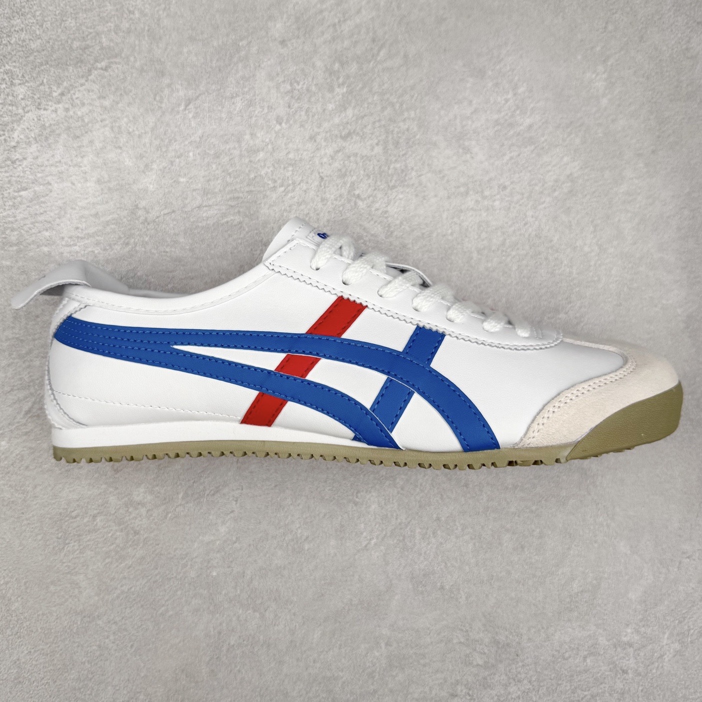 ＃纯原福利 Asics Onitsuka Tiger MEXICO 66 亚瑟士鬼冢虎复古经典板鞋 市场最强版本 原厂牛津布加持 海外订单工厂出品 超成熟稳定的做工品控 原装全套纸板楦头开发 原汁原味 完美呈现版型 私模正确鞋底咬花纹路 一比一鞋头弧度高度鞋身弧度 绝不口嗨 细节品控鞋型随意秒杀市面 原档咬花纹路私模大底 一个单元有六个三角形 总体形拼接呈现花瓣状 官方四联吊牌 原装Ortholite轻量化鞋垫 原盒原配 质保卡 说明书 钢印防尘纸 纸板中底带钢印 乳胶组合鞋垫 支持全方位的对比专柜 产品从款式颜色造型上体现出追求舒适和细节的完美 鞋类更是推崇手工制作的严谨与完美 融舒适性与可穿性的设计风格 注重细节的完美和别致魅力 既保持稳重 又不失轻松的时尚感 尺码：36 37 37.5 38 39 39.5 40 40.5 41.5 42 42.5 43.5 44 45-选品中心