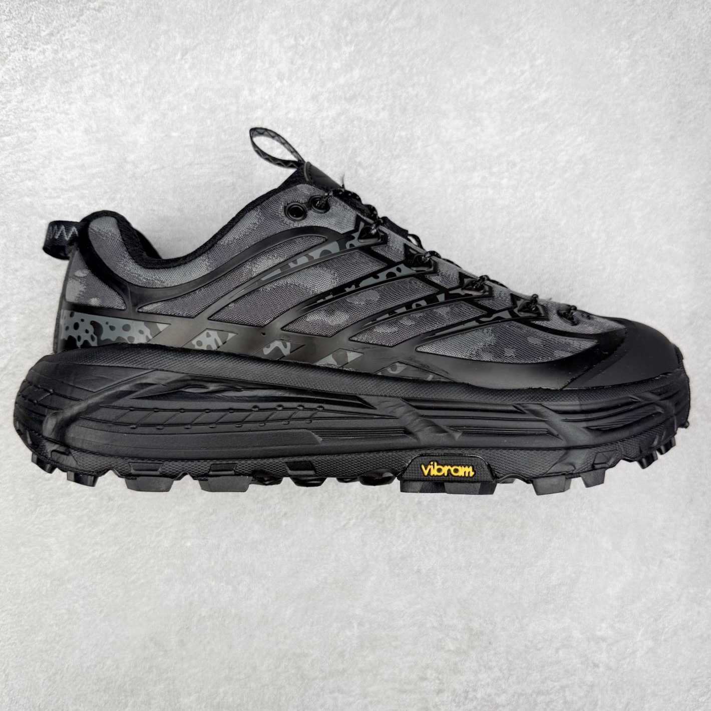 HOKA ONE ONE Mafate Speed 2 Low 玛法特2代系列低帮轻量户外越野休闲运动慢跑鞋 HOKA ONE ONE 最近推出了一个胶囊系列 Origin Story 这个系列里的 Mafate Speed 2 可以说让我日思夜想有一阵子了 最近终于拔草 让我来分享一下这双也是上脚赞到爆的越野跑鞋吧 以阿尔卑斯山脉作为主题将亮黄色与蓝色调覆盖在这经典轮廓之上 配色的呈现效果相当亮眼 以至于很多人买这个配色是用来日常搭配的 鞋面采用超轻的无缝架构 轻薄的TPU贴在透气的鞋面材料上 减轻重量同时也保证了支撑性 鞋底则采用滚动平衡技术 引导跑者回归自然步态 祖传的神奇EVA材质中底依旧是一如既往地表现优秀 能提供充足的缓震 作为HOKA家的越野跑鞋 VIBRAM 橡胶大底也是必不可少的 即便在复杂湿滑的地形 依旧能有良好的抓地力及稳定性 鞋带采用了弹性不易松脱的扁宽弹性鞋带 前掌与中掌部分也进行了加宽 也更加适合亚洲人的脚型 是一款十分全面且足够强悍的户外硬核越野鞋 而这双极其亮眼的越野跑鞋恰好又是在江山一百中参赛的UTMB冠军 Ludovic POMMERET 夺冠时穿着的战靴 这就让它变得更加有吸引力了 用来日常搭配的话短裤是基本不挑 长裤我个人推荐阔腿裤 工装裤以及各种长筒牛仔裤都可以 尺码：36 36.5 37.5 38 38.5 39 40 40.5 41 42 42.5 43 44 44.5 45-选品中心