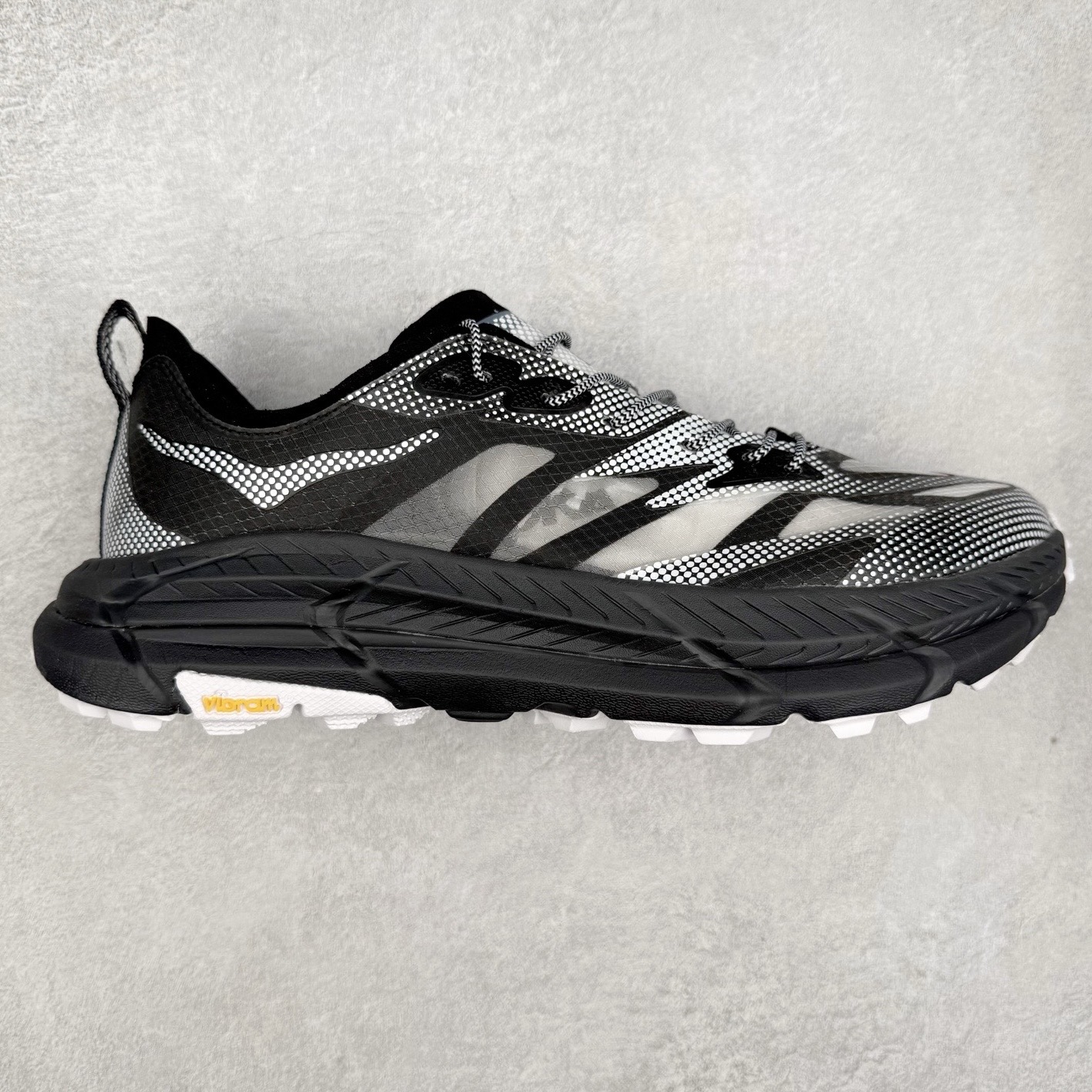 Satisfy x HOKA ONE ONE 百搭简约防滑耐磨低帮跑步鞋 联名配色 球鞋继承了HOKA的经典越野鞋型MAFATE SPEED 4的设计，更在此基础上进行了创新和提升，使得它既适合户外越野跑，又充满了时尚潮流的元素。它的半透明鞋面设计，不仅让鞋身看起来更加轻便，而且提供了良好的透气性。而保护性的防撕裂尼龙面料，则确保了在复杂地形中的耐用性。这样的设计，让人在享受奔跑的同时，也能感受到鞋底带来的舒适。双层ProFly™中底的使用，是这款鞋的另一个亮点。这种中底材质，提供了卓越的缓震性能，无论是在崎岖的山路上，还是在平坦的道路上，都能给跑者带来稳定的支撑。而VIBRAM MEGAGRIP®及LITEBASE®大底的搭载，更是让这款鞋在保持高抓地力的同时，减轻了鞋底的重量，使得每一步跑动都轻盈如飞。尺码：36 36.5 37.5 38 38.5 39 40 40.5 41 42 42.5 43 44 44.5 45 46-选品中心