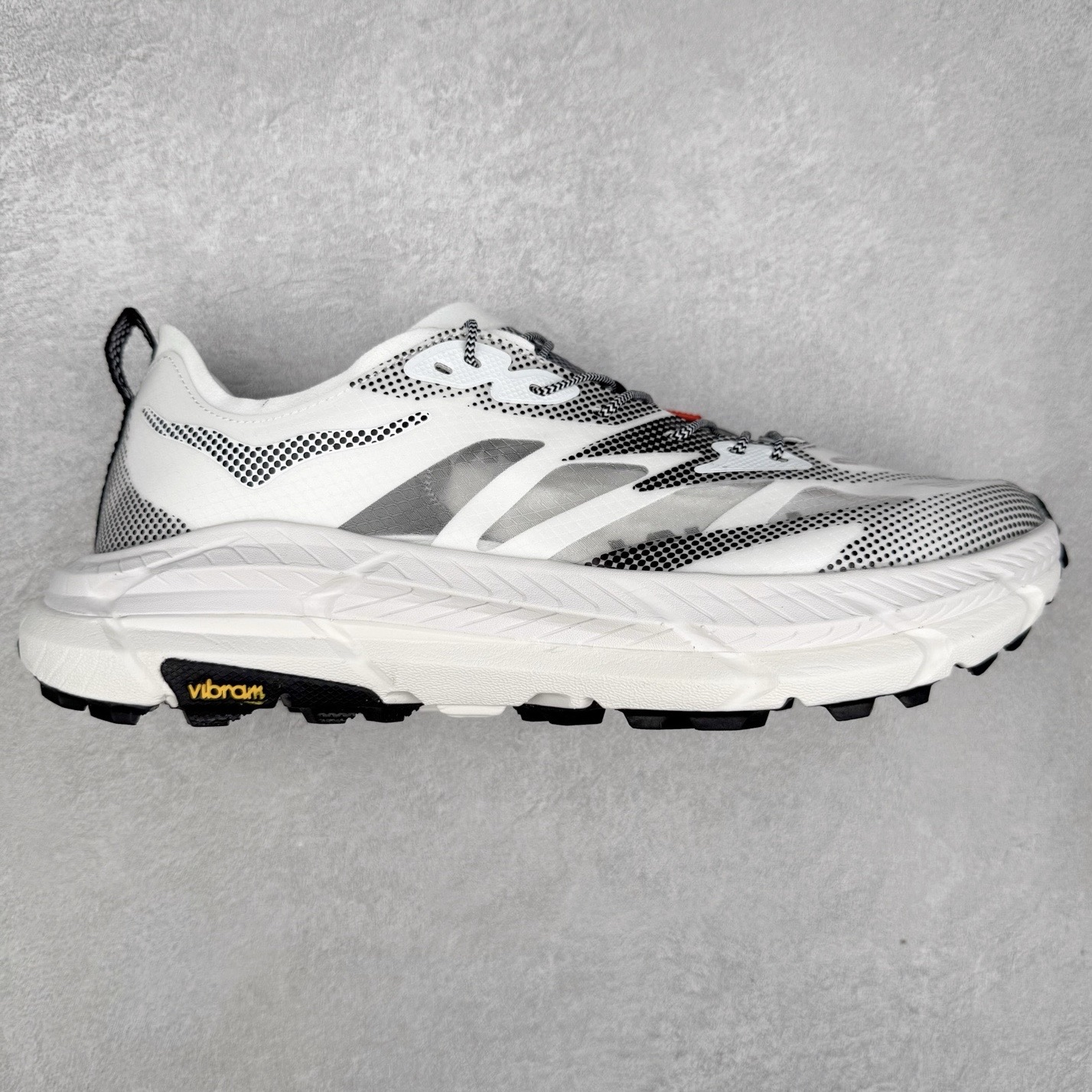 Satisfy x HOKA ONE ONE 百搭简约防滑耐磨低帮跑步鞋 联名配色 球鞋继承了HOKA的经典越野鞋型MAFATE SPEED 4的设计，更在此基础上进行了创新和提升，使得它既适合户外越野跑，又充满了时尚潮流的元素。它的半透明鞋面设计，不仅让鞋身看起来更加轻便，而且提供了良好的透气性。而保护性的防撕裂尼龙面料，则确保了在复杂地形中的耐用性。这样的设计，让人在享受奔跑的同时，也能感受到鞋底带来的舒适。双层ProFly™中底的使用，是这款鞋的另一个亮点。这种中底材质，提供了卓越的缓震性能，无论是在崎岖的山路上，还是在平坦的道路上，都能给跑者带来稳定的支撑。而VIBRAM MEGAGRIP®及LITEBASE®大底的搭载，更是让这款鞋在保持高抓地力的同时，减轻了鞋底的重量，使得每一步跑动都轻盈如飞。尺码：36 36.5 37.5 38 38.5 39 40 40.5 41 42 42.5 43 44 44.5 45 46-选品中心