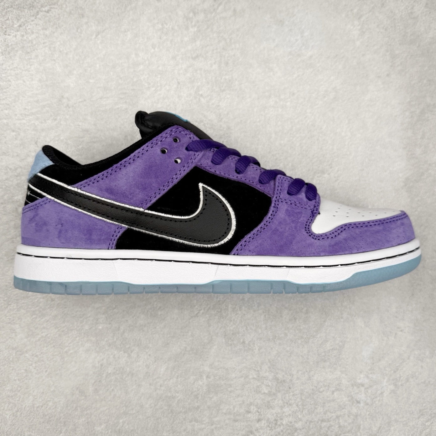 ＃S2纯原 Hayley Wilson x NK Dunk SB DUNK LOW PRO 联名紫黑白 HJ0513-500 独家原厂航空铝磨具打磨大底 鞋头坡度极致还原 原盒原配 圈内天花板工艺 原厂冲刀 超高清洁度 全鞋零毛边皮料切割 全套原楦原模倾力打造完美版型 采用原厂百宏鞋带以及原厂百宏织唛舌标 内标可供原厂几率过验 原厂中底布黄色点胶 原厂中底布拉帮走线遵循公司‼️尺码：36 36.5 37.5 38 38.5 39 40 40.5 41 42 42.5 43 44 44.5 45 46 47.5-选品中心