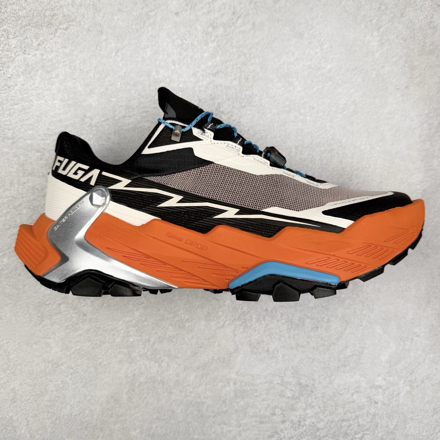 凯乐石 KAILAS FUGA DU 2 时尚百搭网布橡胶TPU减震防滑耐磨透气低帮越野跑步鞋 KAILAS凯乐石品牌是全球三大全系攀登品牌之一，于2003年创立于中国广州，致力于为有攀登梦想的户外运动员及爱好者，研发制造功能性专业装备，满足他们在极限环境下安全舒适的需求，凯乐石专注于科技面料的开发及专业功能设计，产品线覆盖登山、攀岩、徒步、越野跑山、露营、旅行等多项户外运动，通过运动员的测试反馈，不断进化迭代，产品荣获国内外大奖71座，发明专利21个，更突破性的自主研发攀登器械，打造出中国的攀登硬实力。实拍调校N版已经零色差零失真 百分百还原实物色彩所见即所得 不存在货不对板色差等低级问题 选购参考实物拍摄 不混卖不参货 只用心做好货严格选品 承诺混一赔十 尺码：36 36.5 37.5 38 38.5 39 40 40.5 41 42 42.5 43 44 44.5 45-选品中心