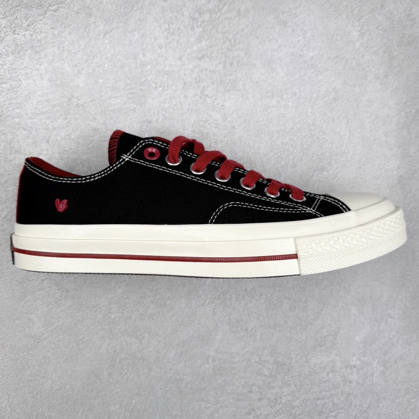 Converse Chuck 1970s 情人节 匡威2025七夕限定复古休闲帆布鞋 采用经典70s鞋型搭配复古黑红配色 双色鞋带混搭潮流 ❤️小爱心立体贴片配饰突出主题 货号:A16577C 尺码:35 36 36.5 37 37.5 38 39 39.5 40 41 41.5 42 42.5 43 44-选品中心