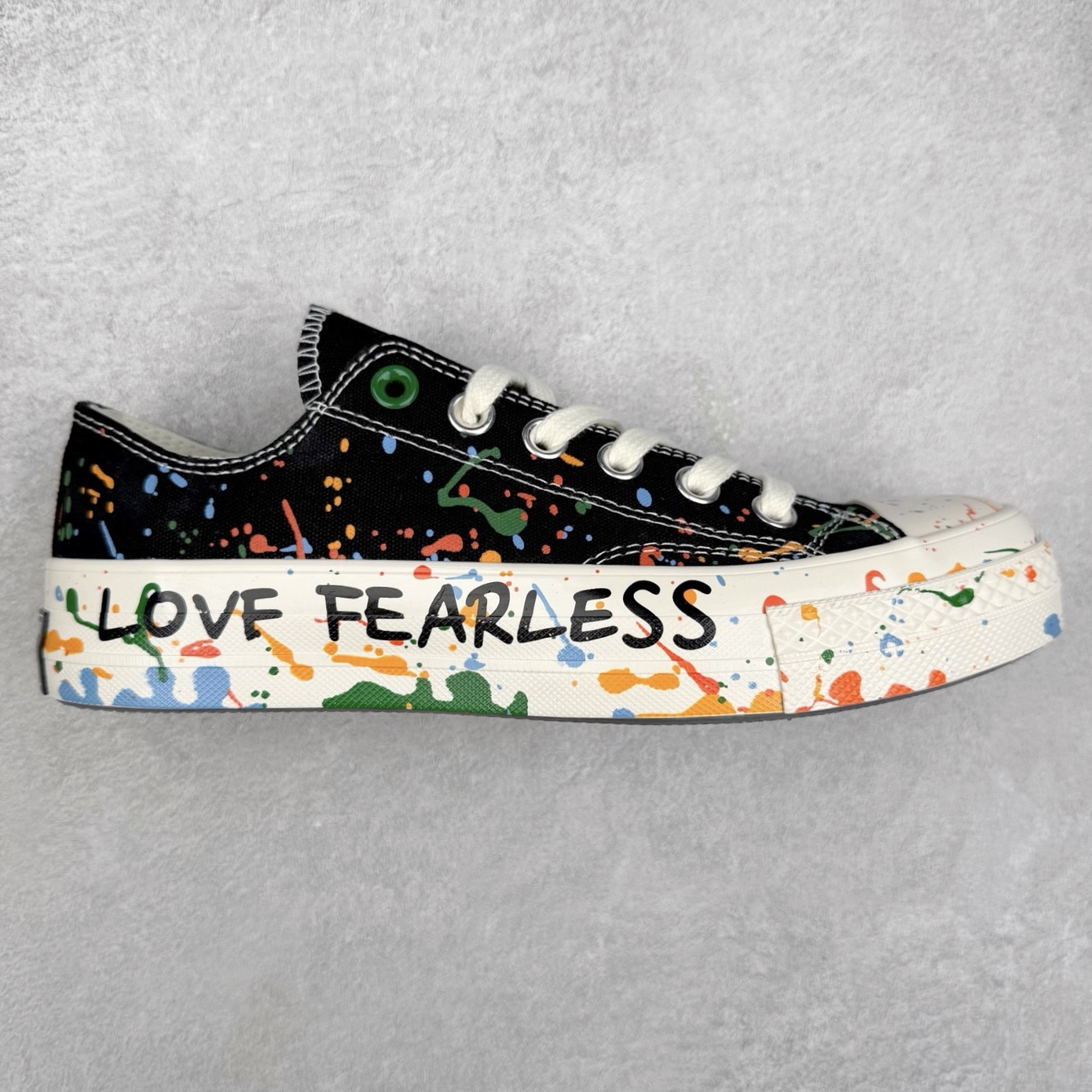 王源 x Converse Chuck 1970S 泼墨 匡威携手王源联名签名款帆布鞋 本次联名将“Chuck挺你步步生彩”的理念融入设计，鞋身大胆采用多彩泼墨工艺，如同将舞台灯光凝固在帆布上。每一抹跳跃的色块都暗藏巧思，正红色象征赤诚初心，电光蓝呼应音乐能量，而泼墨的不规则形态恰似追梦路上迸发的灵感火花。不对称方圆鞋帮贴片是王源特色的哲学符号，展现他对自由与无限可能的追求。后跟印有“BORN FREE, LOVE FEARLESS”字样，灵感源自他的原创歌曲《一样》中“生而自由，爱而无畏”的歌词，诠释了他对梦想的热爱与对自我的坚定。半透明外底则满印涂鸦图案，灵感来自他一路走来的音乐足迹，记录他在唱作旅程中的每一份热血与坚持。 货号：A18761C 低帮 货号：A18760C 高帮 尺码：35 36 36.5 37 37.5 38 39 39.5 40 41 41.5 42 42.5 43 44-选品中心