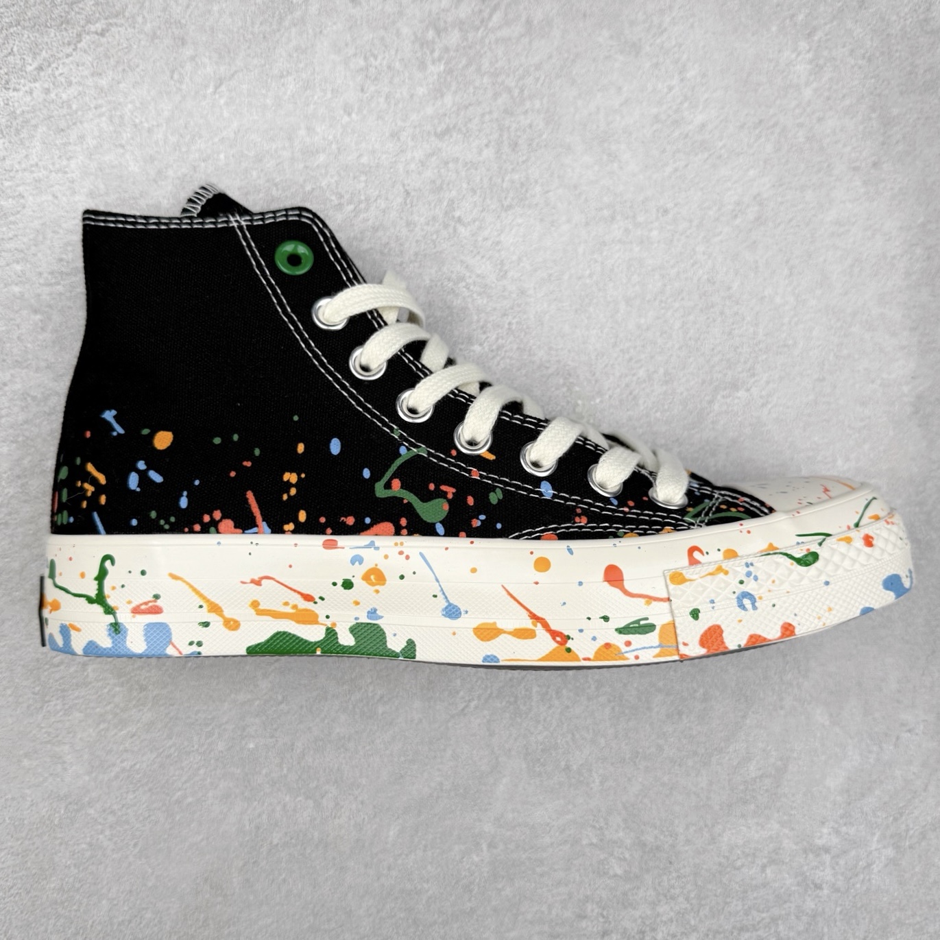 王源 x Converse Chuck 1970S 泼墨 匡威携手王源联名签名款帆布鞋 本次联名将“Chuck挺你步步生彩”的理念融入设计，鞋身大胆采用多彩泼墨工艺，如同将舞台灯光凝固在帆布上。每一抹跳跃的色块都暗藏巧思，正红色象征赤诚初心，电光蓝呼应音乐能量，而泼墨的不规则形态恰似追梦路上迸发的灵感火花。不对称方圆鞋帮贴片是王源特色的哲学符号，展现他对自由与无限可能的追求。后跟印有“BORN FREE, LOVE FEARLESS”字样，灵感源自他的原创歌曲《一样》中“生而自由，爱而无畏”的歌词，诠释了他对梦想的热爱与对自我的坚定。半透明外底则满印涂鸦图案，灵感来自他一路走来的音乐足迹，记录他在唱作旅程中的每一份热血与坚持。 货号：A18761C 低帮 货号：A18760C 高帮 尺码：35 36 36.5 37 37.5 38 39 39.5 40 41 41.5 42 42.5 43 44-选品中心