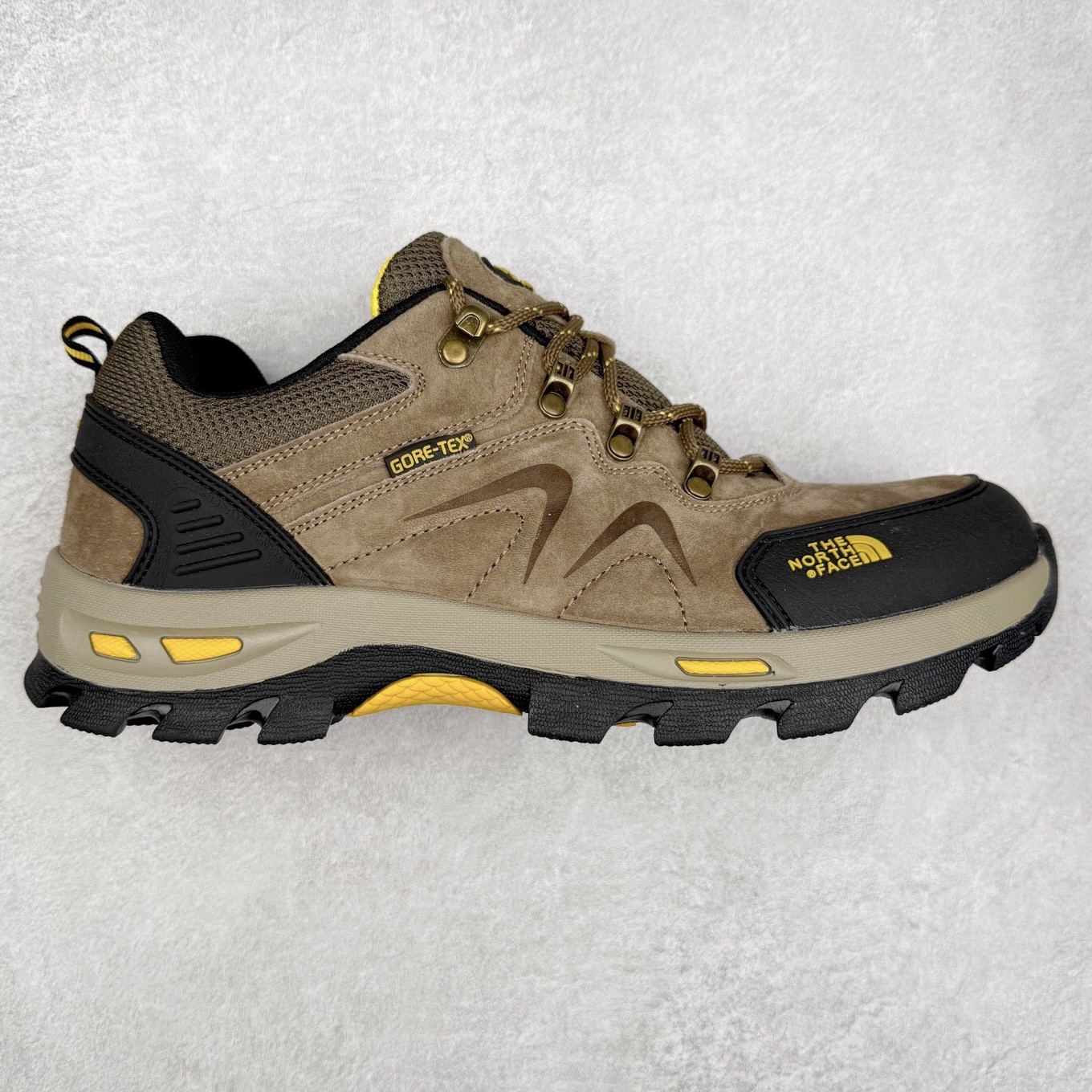 The North Face 北面乐斯菲斯户外运动休闲登山鞋越野徒步鞋 广东大厂品质 面料采用进口磨砂牛皮 鞋底采用Vibram黄金大底 专门为鞋底设计的橡胶以出色的耐磨性 良好的防滑性或得不少户外运动爱好者的喜欢 专业户外登山品牌（北面）The North Face自1966年创立，由两位热爱登山徒步的年轻登山者于美西旧金山开创，不断透过研发与创新，并且将最先进的技术结合在服装与鞋款设计，生产多种外型帅气且专业能力非常强的户外运动装备而备受欢迎。尺码：39-45（运动鞋码）-选品中心