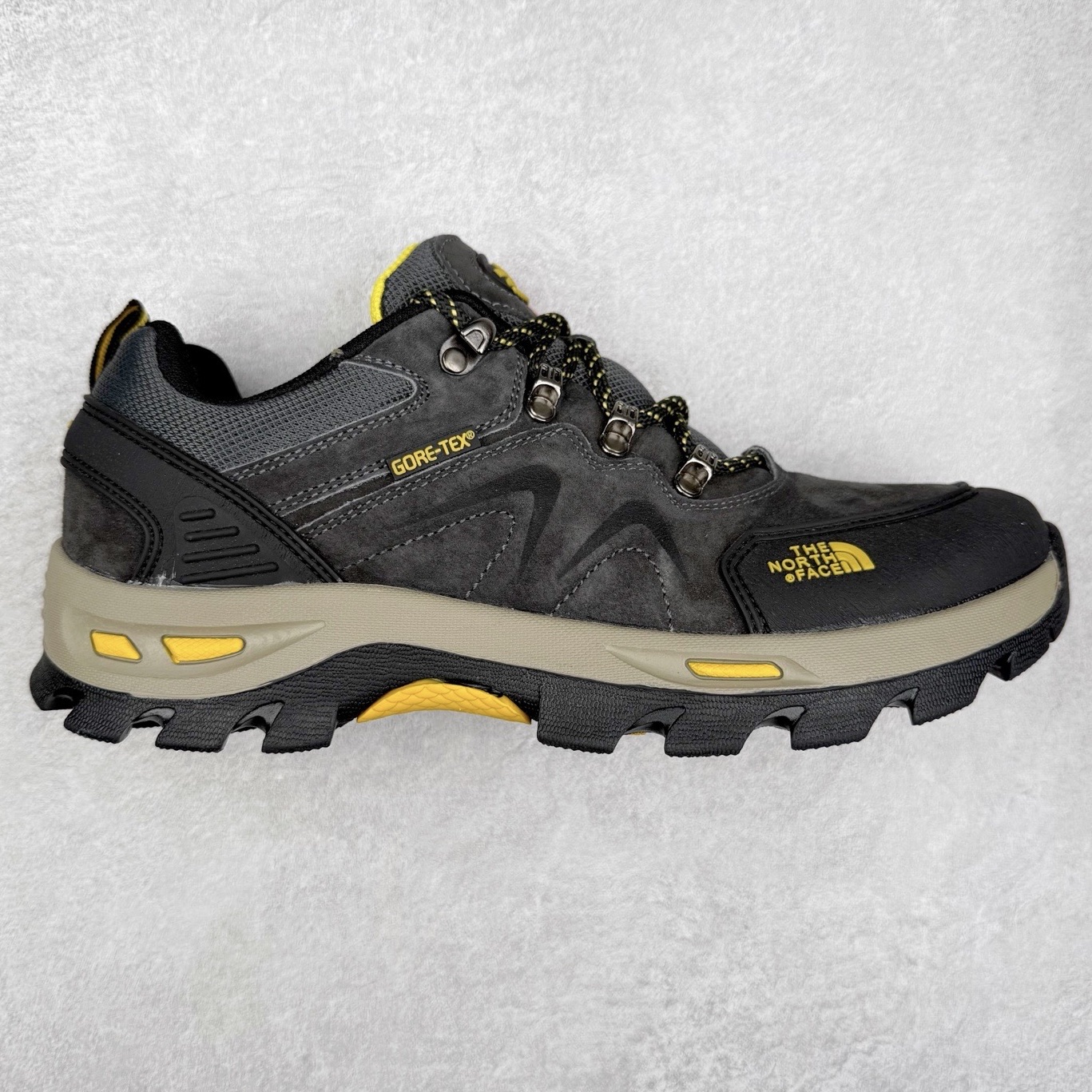 The North Face 北面乐斯菲斯户外运动休闲登山鞋越野徒步鞋 广东大厂品质 面料采用进口磨砂牛皮 鞋底采用Vibram黄金大底 专门为鞋底设计的橡胶以出色的耐磨性 良好的防滑性或得不少户外运动爱好者的喜欢 专业户外登山品牌（北面）The North Face自1966年创立，由两位热爱登山徒步的年轻登山者于美西旧金山开创，不断透过研发与创新，并且将最先进的技术结合在服装与鞋款设计，生产多种外型帅气且专业能力非常强的户外运动装备而备受欢迎。尺码：39-45（运动鞋码）-选品中心