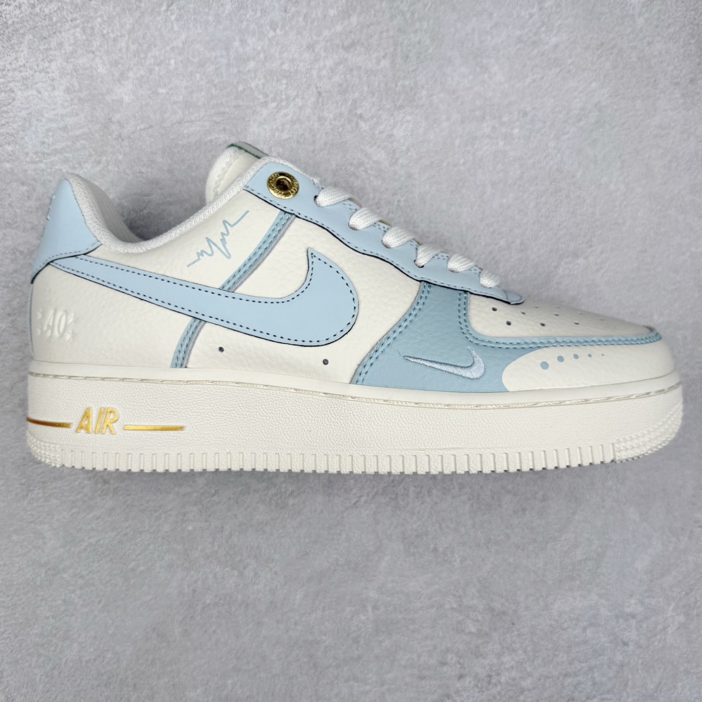 NK Air Force 1´07 Low 空军一号低帮百搭休闲运动板鞋 ZD1988-003 柔软、弹性十足的缓震性能和出色的中底设计 横跨复古与现代的外型结合 造就出风靡全球 三十多年的Force 1 直到今天还深受青睐 实拍调校N版已经零色差零失真 百分百还原实物色彩所见即所得 不存在货不对板色差等低级问题 选购参考实物拍摄 不混卖不参货 只用心做好货严格选品 承诺混一赔十 尺码：36 36.5 37.5 38 38.5 39 40 40.5 41 42 42.5 43 44 44.5 45-选品中心