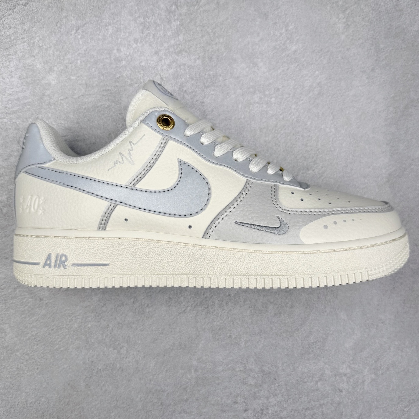 NK Air Force 1´07 Low 空军一号低帮百搭休闲运动板鞋 ZD1988-003 柔软、弹性十足的缓震性能和出色的中底设计 横跨复古与现代的外型结合 造就出风靡全球 三十多年的Force 1 直到今天还深受青睐 实拍调校N版已经零色差零失真 百分百还原实物色彩所见即所得 不存在货不对板色差等低级问题 选购参考实物拍摄 不混卖不参货 只用心做好货严格选品 承诺混一赔十 尺码：36 36.5 37.5 38 38.5 39 40 40.5 41 42 42.5 43 44 44.5 45-选品中心