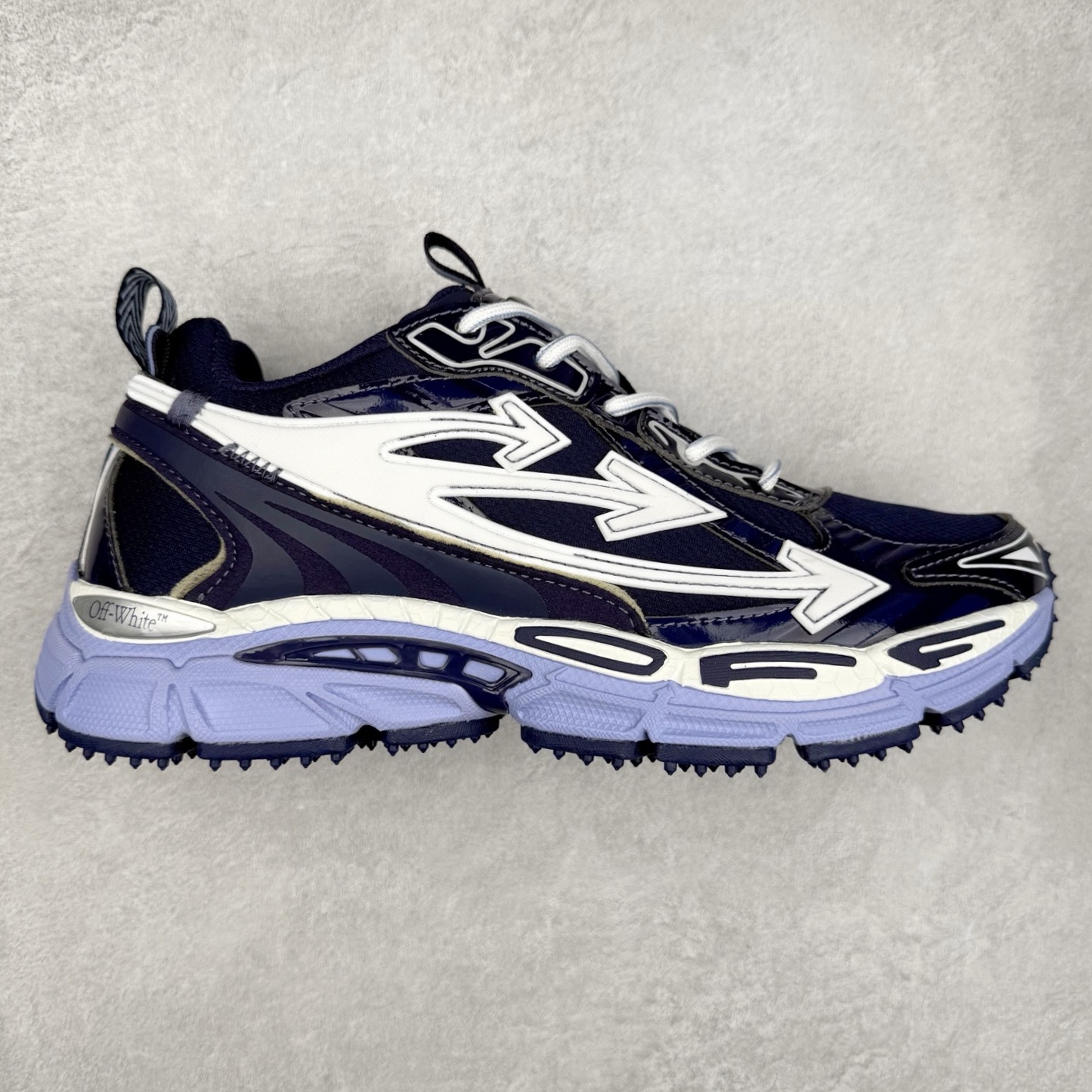 ＃KX Off-White 2024年OW最新款跑鞋 #百分百原盒正确版 原楦原纸板数据开发 4层分离大底#鞋面采用3d立体打印和多种材料拼接而成#防滑耐磨透气性轻便跑鞋 作为曾经爆火 并且定位奢潮领域的标志性品牌 Off-White 仍需要不断更新符合当下潮流时尚的复古运动鞋款，以期收获基本盘消费者的关注 此次更新的 Off-White 新款运动鞋将经典复古老爹鞋细节设计更加夸张化 并将标志性箭头设计置于显著位置 除此之外 整个系列的色彩搭配也可谓纷繁多样 总有一款适合你 Off-White最新运动鞋款估计将在未来几个月登陆品牌专柜 喜欢的朋友切莫错过 尺码：36 37 38 39 40 41 42 43 44 45 46 47-选品中心