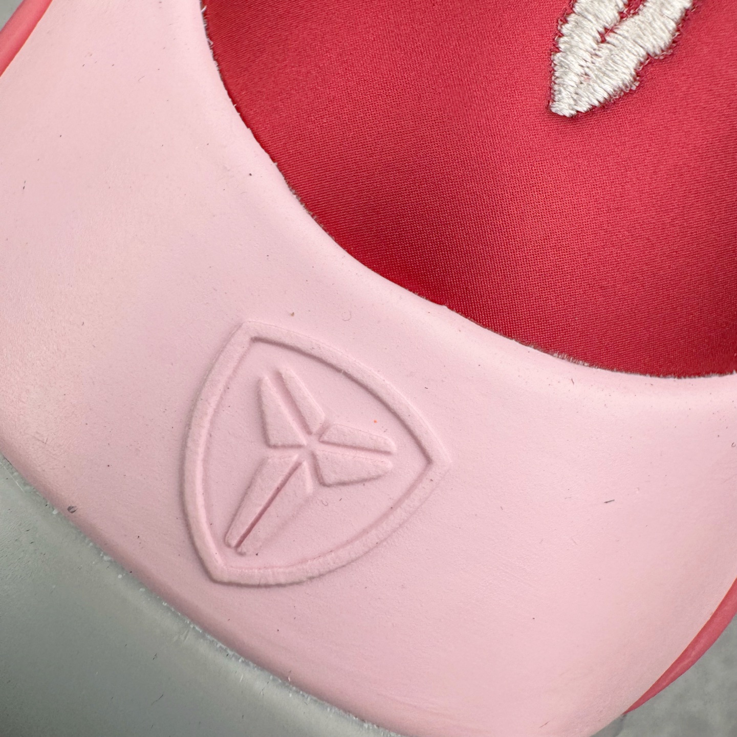 图片[10]-＃S2纯原 Nike Kobe 9 Low EM Think Pink PE 科比九代舒适减震防滑低帮篮球鞋 粉色 HQ4995-600 React科技鞋垫加持 实战配置直接拉满 原楦纸板开发 鞋身流线型、后跟塑形 区分土肥圆 原厂针织鞋面一针一线匹配原版 全身鞋材卡料色独家定制 唯一万针立体刺绣SWOOSH 真实底模最大48.5 实战利器 专供海外市场 尺码：40 40.5 41 42 42.5 43 44 44.5 45 46 47.5 48.5 （脚宽、脚胖 建议买大半码）-选品中心