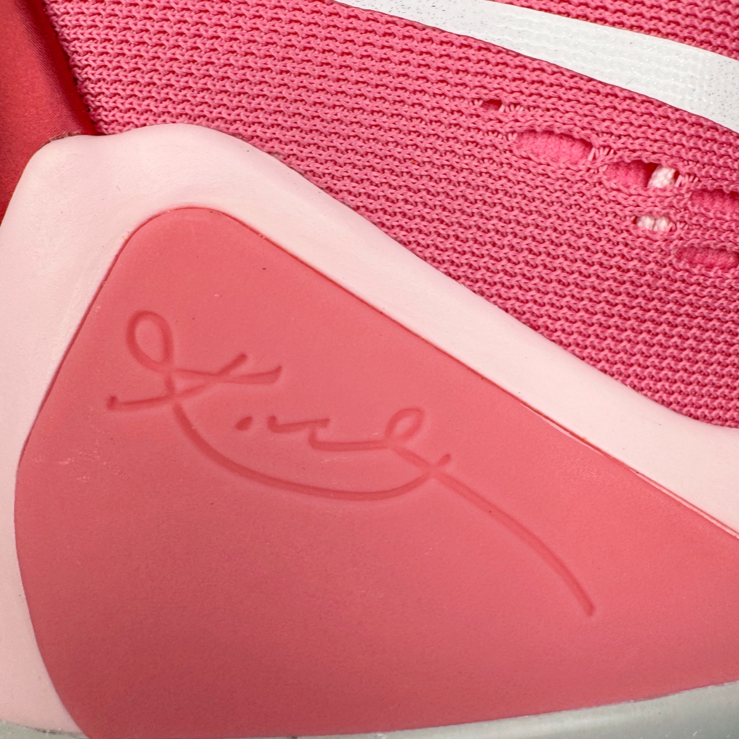 图片[17]-＃S2纯原 Nike Kobe 9 Low EM Think Pink PE 科比九代舒适减震防滑低帮篮球鞋 粉色 HQ4995-600 React科技鞋垫加持 实战配置直接拉满 原楦纸板开发 鞋身流线型、后跟塑形 区分土肥圆 原厂针织鞋面一针一线匹配原版 全身鞋材卡料色独家定制 唯一万针立体刺绣SWOOSH 真实底模最大48.5 实战利器 专供海外市场 尺码：40 40.5 41 42 42.5 43 44 44.5 45 46 47.5 48.5 （脚宽、脚胖 建议买大半码）-选品中心