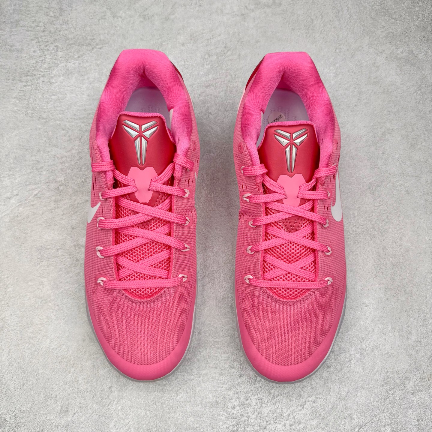 图片[2]-＃S2纯原 Nike Kobe 9 Low EM Think Pink PE 科比九代舒适减震防滑低帮篮球鞋 粉色 HQ4995-600 React科技鞋垫加持 实战配置直接拉满 原楦纸板开发 鞋身流线型、后跟塑形 区分土肥圆 原厂针织鞋面一针一线匹配原版 全身鞋材卡料色独家定制 唯一万针立体刺绣SWOOSH 真实底模最大48.5 实战利器 专供海外市场 尺码：40 40.5 41 42 42.5 43 44 44.5 45 46 47.5 48.5 （脚宽、脚胖 建议买大半码）-选品中心