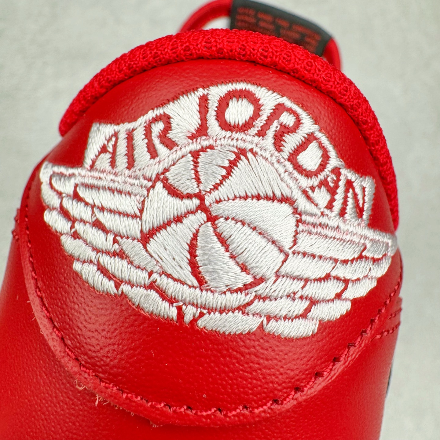 图片[17]-＃Lw纯原 Travis Scott x Air Jordan AJ1 Low OG SP TS联名倒钩低帮 白红黑 DM7866-101 外贸高端零售特供批次 产品品控稳定性领先行业 各方面均可对飙L版 良心定价不杀猪 原厂全套原楦原纸板冲刀磨具开发 原厂皮料加持 原厂港宝加持定型后跟R度完美 同源原厂电绣 鬼脸飞翼针数密度立体效果一致 百分百一致原鞋 原厂拉帮工艺 针距密度一致 后跟弧度收口自然不对折 极致一眼正品既视感 进口玻璃冲刀皮料裁剪零毛边 全鞋电脑针车工艺 品控清洁度最高QC检验标准 免检产品 原厂订购鞋盒、鞋标、防尘纸、鞋撑、鞋带 追求极致的原厂味道 尺码：36 36.5 37.5 38 38.5 39 40 40.5 41 42 42.5 43 44 44.5 45 46 47.5 48.5-选品中心