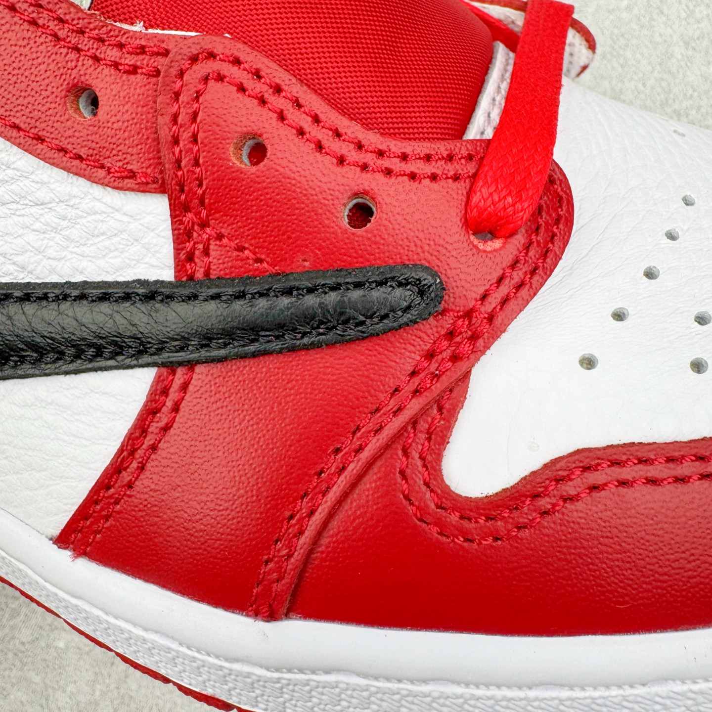 图片[19]-＃Lw纯原 Travis Scott x Air Jordan AJ1 Low OG SP TS联名倒钩低帮 白红黑 DM7866-101 外贸高端零售特供批次 产品品控稳定性领先行业 各方面均可对飙L版 良心定价不杀猪 原厂全套原楦原纸板冲刀磨具开发 原厂皮料加持 原厂港宝加持定型后跟R度完美 同源原厂电绣 鬼脸飞翼针数密度立体效果一致 百分百一致原鞋 原厂拉帮工艺 针距密度一致 后跟弧度收口自然不对折 极致一眼正品既视感 进口玻璃冲刀皮料裁剪零毛边 全鞋电脑针车工艺 品控清洁度最高QC检验标准 免检产品 原厂订购鞋盒、鞋标、防尘纸、鞋撑、鞋带 追求极致的原厂味道 尺码：36 36.5 37.5 38 38.5 39 40 40.5 41 42 42.5 43 44 44.5 45 46 47.5 48.5-选品中心