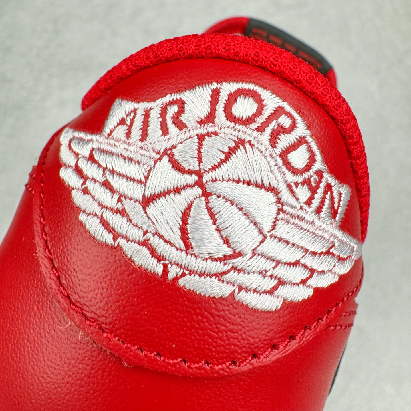 图片[13]-＃Lw纯原 Travis Scott x Air Jordan AJ1 Low OG SP TS联名倒钩低帮 白红黑 DM7866-101 外贸高端零售特供批次 产品品控稳定性领先行业 各方面均可对飙L版 良心定价不杀猪 原厂全套原楦原纸板冲刀磨具开发 原厂皮料加持 原厂港宝加持定型后跟R度完美 同源原厂电绣 鬼脸飞翼针数密度立体效果一致 百分百一致原鞋 原厂拉帮工艺 针距密度一致 后跟弧度收口自然不对折 极致一眼正品既视感 进口玻璃冲刀皮料裁剪零毛边 全鞋电脑针车工艺 品控清洁度最高QC检验标准 免检产品 原厂订购鞋盒、鞋标、防尘纸、鞋撑、鞋带 追求极致的原厂味道 尺码：36 36.5 37.5 38 38.5 39 40 40.5 41 42 42.5 43 44 44.5 45 46 47.5 48.5-选品中心