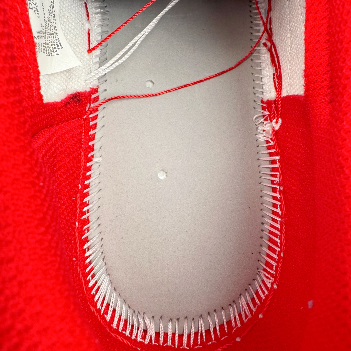 图片[11]-＃Lw纯原 Travis Scott x Air Jordan AJ1 Low OG SP TS联名倒钩低帮 白红黑 DM7866-101 外贸高端零售特供批次 产品品控稳定性领先行业 各方面均可对飙L版 良心定价不杀猪 原厂全套原楦原纸板冲刀磨具开发 原厂皮料加持 原厂港宝加持定型后跟R度完美 同源原厂电绣 鬼脸飞翼针数密度立体效果一致 百分百一致原鞋 原厂拉帮工艺 针距密度一致 后跟弧度收口自然不对折 极致一眼正品既视感 进口玻璃冲刀皮料裁剪零毛边 全鞋电脑针车工艺 品控清洁度最高QC检验标准 免检产品 原厂订购鞋盒、鞋标、防尘纸、鞋撑、鞋带 追求极致的原厂味道 尺码：36 36.5 37.5 38 38.5 39 40 40.5 41 42 42.5 43 44 44.5 45 46 47.5 48.5-选品中心