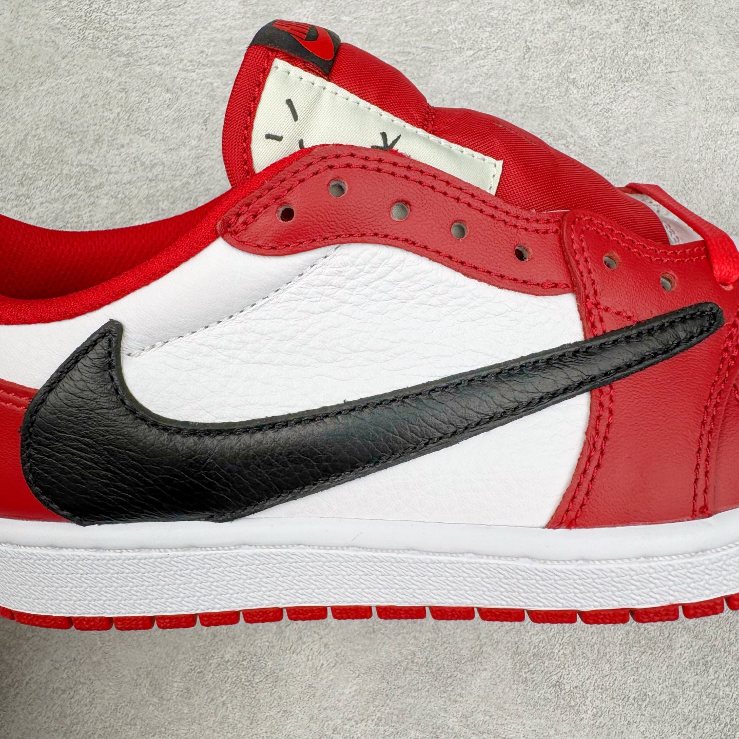 图片[18]-＃Lw纯原 Travis Scott x Air Jordan AJ1 Low OG SP TS联名倒钩低帮 白红黑 DM7866-101 外贸高端零售特供批次 产品品控稳定性领先行业 各方面均可对飙L版 良心定价不杀猪 原厂全套原楦原纸板冲刀磨具开发 原厂皮料加持 原厂港宝加持定型后跟R度完美 同源原厂电绣 鬼脸飞翼针数密度立体效果一致 百分百一致原鞋 原厂拉帮工艺 针距密度一致 后跟弧度收口自然不对折 极致一眼正品既视感 进口玻璃冲刀皮料裁剪零毛边 全鞋电脑针车工艺 品控清洁度最高QC检验标准 免检产品 原厂订购鞋盒、鞋标、防尘纸、鞋撑、鞋带 追求极致的原厂味道 尺码：36 36.5 37.5 38 38.5 39 40 40.5 41 42 42.5 43 44 44.5 45 46 47.5 48.5-选品中心