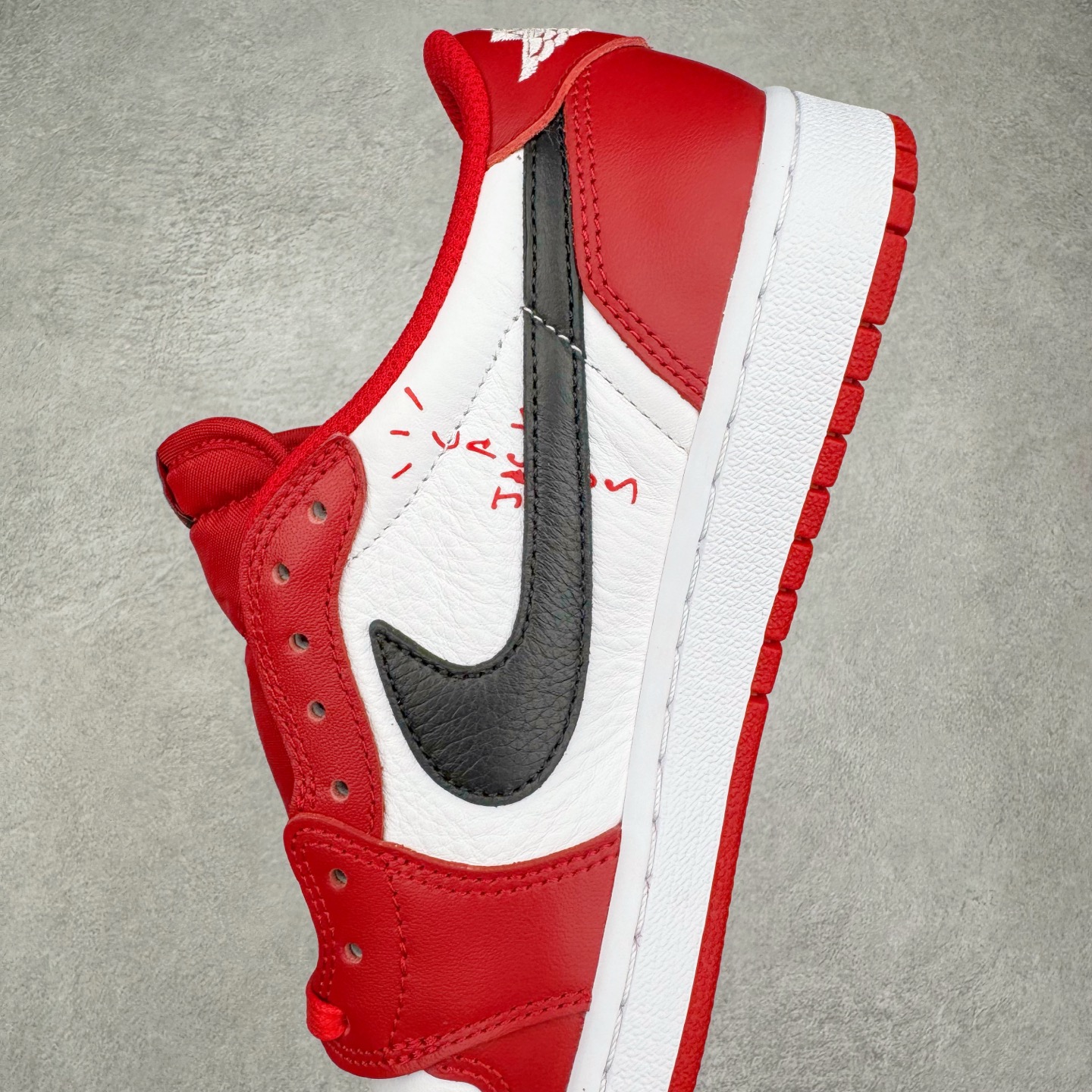 图片[7]-＃Lw纯原 Travis Scott x Air Jordan AJ1 Low OG SP TS联名倒钩低帮 白红黑 DM7866-101 外贸高端零售特供批次 产品品控稳定性领先行业 各方面均可对飙L版 良心定价不杀猪 原厂全套原楦原纸板冲刀磨具开发 原厂皮料加持 原厂港宝加持定型后跟R度完美 同源原厂电绣 鬼脸飞翼针数密度立体效果一致 百分百一致原鞋 原厂拉帮工艺 针距密度一致 后跟弧度收口自然不对折 极致一眼正品既视感 进口玻璃冲刀皮料裁剪零毛边 全鞋电脑针车工艺 品控清洁度最高QC检验标准 免检产品 原厂订购鞋盒、鞋标、防尘纸、鞋撑、鞋带 追求极致的原厂味道 尺码：36 36.5 37.5 38 38.5 39 40 40.5 41 42 42.5 43 44 44.5 45 46 47.5 48.5-选品中心