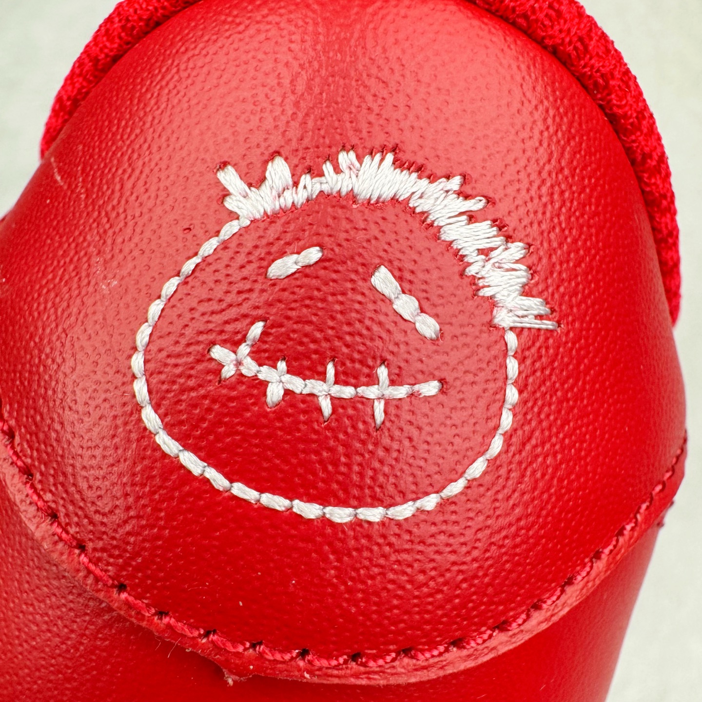 图片[22]-＃Lw纯原 Travis Scott x Air Jordan AJ1 Low OG SP TS联名倒钩低帮 白红黑 DM7866-101 外贸高端零售特供批次 产品品控稳定性领先行业 各方面均可对飙L版 良心定价不杀猪 原厂全套原楦原纸板冲刀磨具开发 原厂皮料加持 原厂港宝加持定型后跟R度完美 同源原厂电绣 鬼脸飞翼针数密度立体效果一致 百分百一致原鞋 原厂拉帮工艺 针距密度一致 后跟弧度收口自然不对折 极致一眼正品既视感 进口玻璃冲刀皮料裁剪零毛边 全鞋电脑针车工艺 品控清洁度最高QC检验标准 免检产品 原厂订购鞋盒、鞋标、防尘纸、鞋撑、鞋带 追求极致的原厂味道 尺码：36 36.5 37.5 38 38.5 39 40 40.5 41 42 42.5 43 44 44.5 45 46 47.5 48.5-选品中心