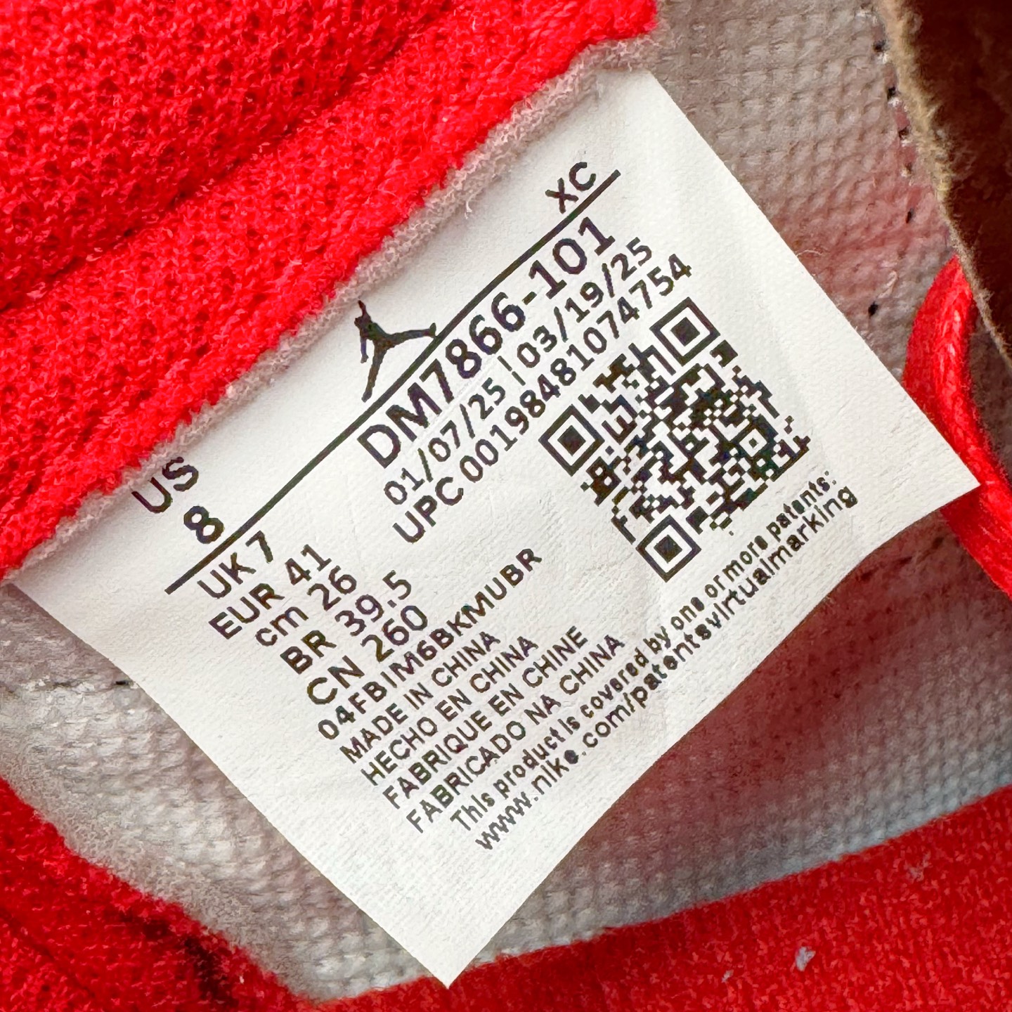 图片[12]-＃Lw纯原 Travis Scott x Air Jordan AJ1 Low OG SP TS联名倒钩低帮 白红黑 DM7866-101 外贸高端零售特供批次 产品品控稳定性领先行业 各方面均可对飙L版 良心定价不杀猪 原厂全套原楦原纸板冲刀磨具开发 原厂皮料加持 原厂港宝加持定型后跟R度完美 同源原厂电绣 鬼脸飞翼针数密度立体效果一致 百分百一致原鞋 原厂拉帮工艺 针距密度一致 后跟弧度收口自然不对折 极致一眼正品既视感 进口玻璃冲刀皮料裁剪零毛边 全鞋电脑针车工艺 品控清洁度最高QC检验标准 免检产品 原厂订购鞋盒、鞋标、防尘纸、鞋撑、鞋带 追求极致的原厂味道 尺码：36 36.5 37.5 38 38.5 39 40 40.5 41 42 42.5 43 44 44.5 45 46 47.5 48.5-选品中心