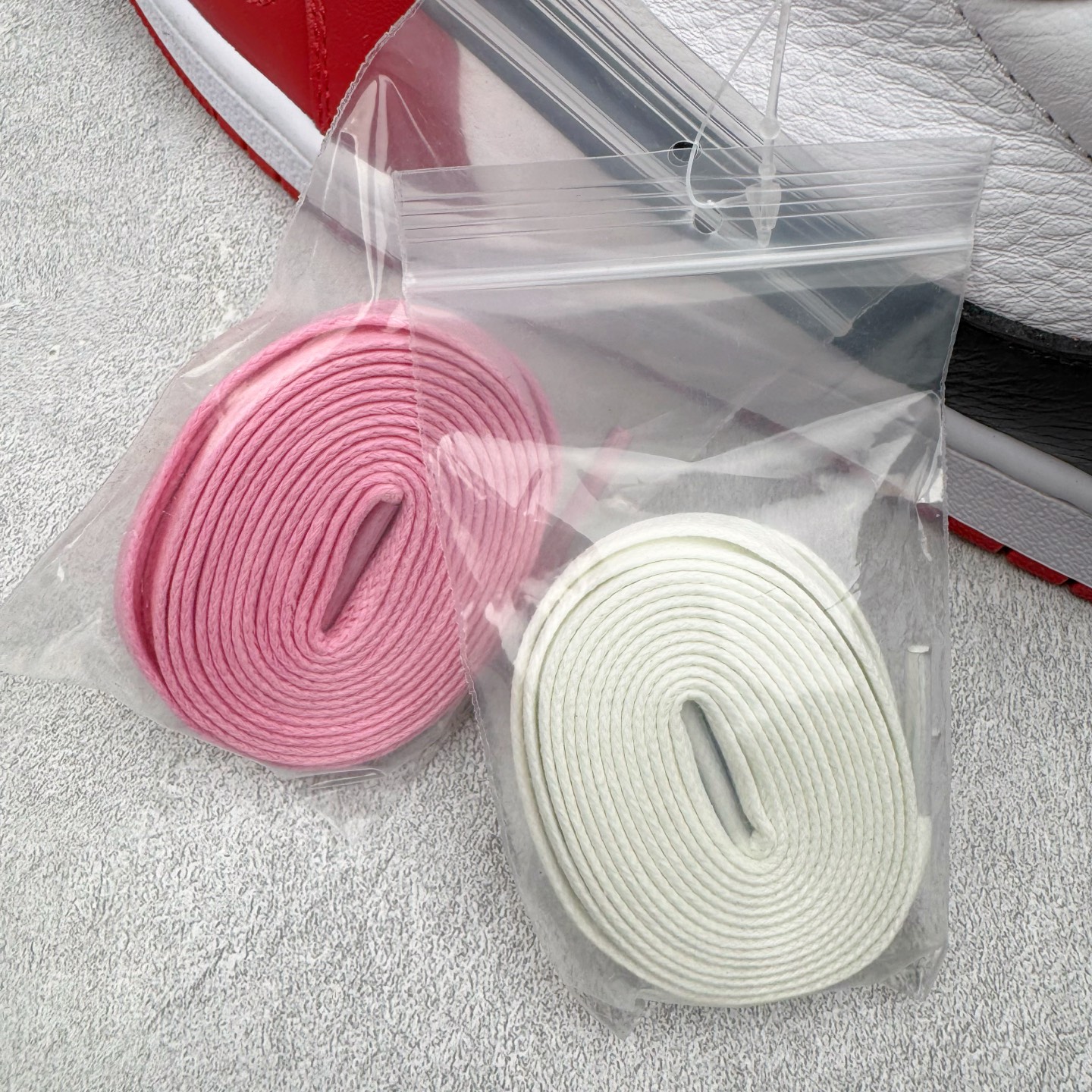 图片[21]-＃Lw纯原 Travis Scott x Air Jordan AJ1 Low OG SP TS联名倒钩低帮 白红黑 DM7866-101 外贸高端零售特供批次 产品品控稳定性领先行业 各方面均可对飙L版 良心定价不杀猪 原厂全套原楦原纸板冲刀磨具开发 原厂皮料加持 原厂港宝加持定型后跟R度完美 同源原厂电绣 鬼脸飞翼针数密度立体效果一致 百分百一致原鞋 原厂拉帮工艺 针距密度一致 后跟弧度收口自然不对折 极致一眼正品既视感 进口玻璃冲刀皮料裁剪零毛边 全鞋电脑针车工艺 品控清洁度最高QC检验标准 免检产品 原厂订购鞋盒、鞋标、防尘纸、鞋撑、鞋带 追求极致的原厂味道 尺码：36 36.5 37.5 38 38.5 39 40 40.5 41 42 42.5 43 44 44.5 45 46 47.5 48.5-选品中心