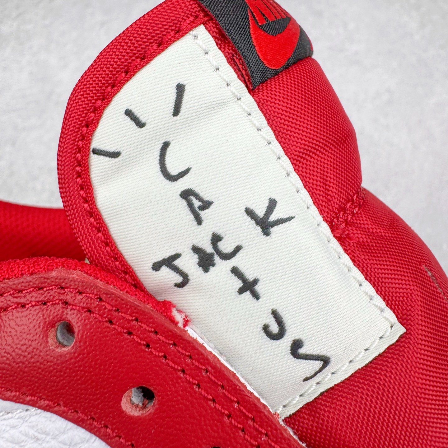 图片[15]-＃Lw纯原 Travis Scott x Air Jordan AJ1 Low OG SP TS联名倒钩低帮 白红黑 DM7866-101 外贸高端零售特供批次 产品品控稳定性领先行业 各方面均可对飙L版 良心定价不杀猪 原厂全套原楦原纸板冲刀磨具开发 原厂皮料加持 原厂港宝加持定型后跟R度完美 同源原厂电绣 鬼脸飞翼针数密度立体效果一致 百分百一致原鞋 原厂拉帮工艺 针距密度一致 后跟弧度收口自然不对折 极致一眼正品既视感 进口玻璃冲刀皮料裁剪零毛边 全鞋电脑针车工艺 品控清洁度最高QC检验标准 免检产品 原厂订购鞋盒、鞋标、防尘纸、鞋撑、鞋带 追求极致的原厂味道 尺码：36 36.5 37.5 38 38.5 39 40 40.5 41 42 42.5 43 44 44.5 45 46 47.5 48.5-选品中心