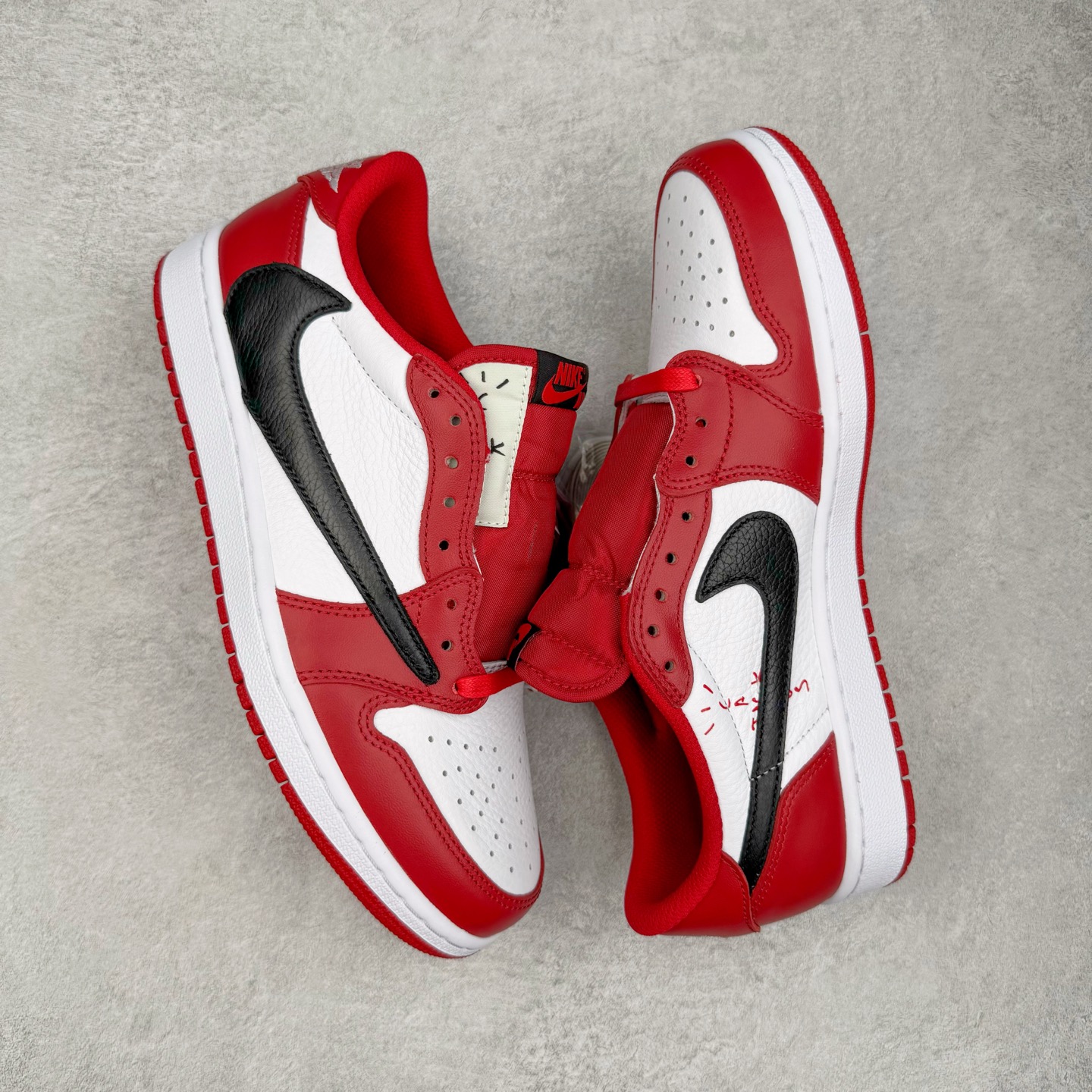 图片[3]-＃Lw纯原 Travis Scott x Air Jordan AJ1 Low OG SP TS联名倒钩低帮 白红黑 DM7866-101 外贸高端零售特供批次 产品品控稳定性领先行业 各方面均可对飙L版 良心定价不杀猪 原厂全套原楦原纸板冲刀磨具开发 原厂皮料加持 原厂港宝加持定型后跟R度完美 同源原厂电绣 鬼脸飞翼针数密度立体效果一致 百分百一致原鞋 原厂拉帮工艺 针距密度一致 后跟弧度收口自然不对折 极致一眼正品既视感 进口玻璃冲刀皮料裁剪零毛边 全鞋电脑针车工艺 品控清洁度最高QC检验标准 免检产品 原厂订购鞋盒、鞋标、防尘纸、鞋撑、鞋带 追求极致的原厂味道 尺码：36 36.5 37.5 38 38.5 39 40 40.5 41 42 42.5 43 44 44.5 45 46 47.5 48.5-选品中心