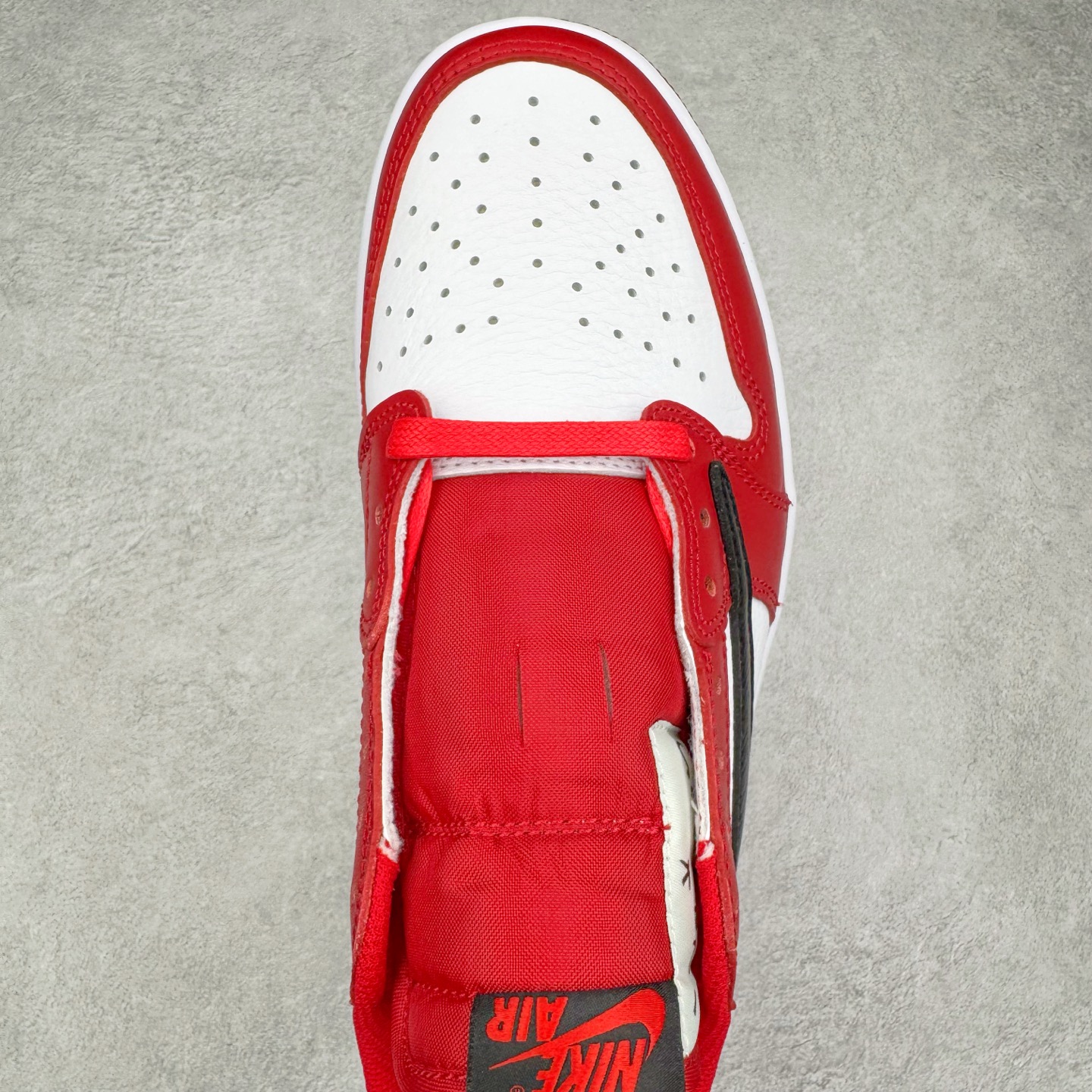 图片[4]-＃Lw纯原 Travis Scott x Air Jordan AJ1 Low OG SP TS联名倒钩低帮 白红黑 DM7866-101 外贸高端零售特供批次 产品品控稳定性领先行业 各方面均可对飙L版 良心定价不杀猪 原厂全套原楦原纸板冲刀磨具开发 原厂皮料加持 原厂港宝加持定型后跟R度完美 同源原厂电绣 鬼脸飞翼针数密度立体效果一致 百分百一致原鞋 原厂拉帮工艺 针距密度一致 后跟弧度收口自然不对折 极致一眼正品既视感 进口玻璃冲刀皮料裁剪零毛边 全鞋电脑针车工艺 品控清洁度最高QC检验标准 免检产品 原厂订购鞋盒、鞋标、防尘纸、鞋撑、鞋带 追求极致的原厂味道 尺码：36 36.5 37.5 38 38.5 39 40 40.5 41 42 42.5 43 44 44.5 45 46 47.5 48.5-选品中心