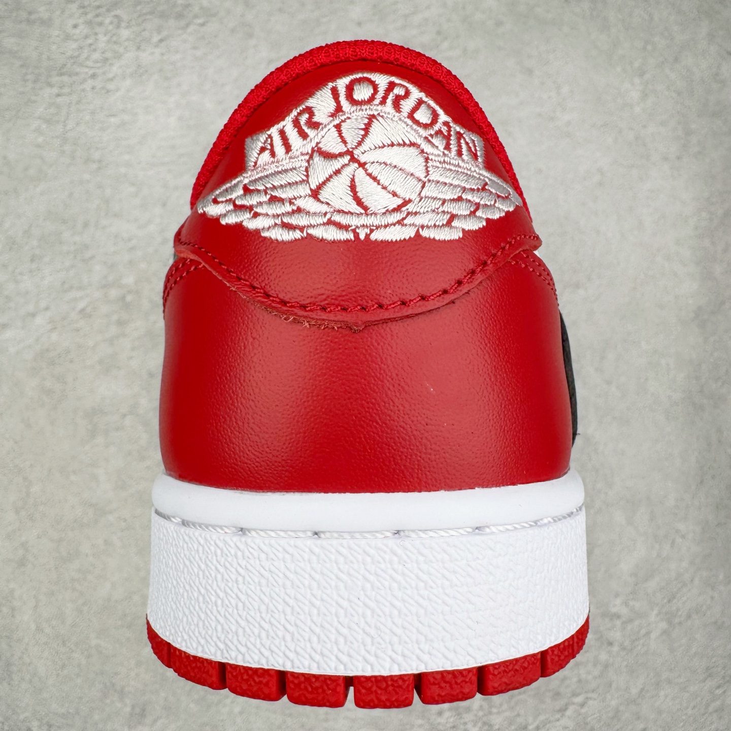 图片[8]-＃Lw纯原 Travis Scott x Air Jordan AJ1 Low OG SP TS联名倒钩低帮 白红黑 DM7866-101 外贸高端零售特供批次 产品品控稳定性领先行业 各方面均可对飙L版 良心定价不杀猪 原厂全套原楦原纸板冲刀磨具开发 原厂皮料加持 原厂港宝加持定型后跟R度完美 同源原厂电绣 鬼脸飞翼针数密度立体效果一致 百分百一致原鞋 原厂拉帮工艺 针距密度一致 后跟弧度收口自然不对折 极致一眼正品既视感 进口玻璃冲刀皮料裁剪零毛边 全鞋电脑针车工艺 品控清洁度最高QC检验标准 免检产品 原厂订购鞋盒、鞋标、防尘纸、鞋撑、鞋带 追求极致的原厂味道 尺码：36 36.5 37.5 38 38.5 39 40 40.5 41 42 42.5 43 44 44.5 45 46 47.5 48.5-选品中心