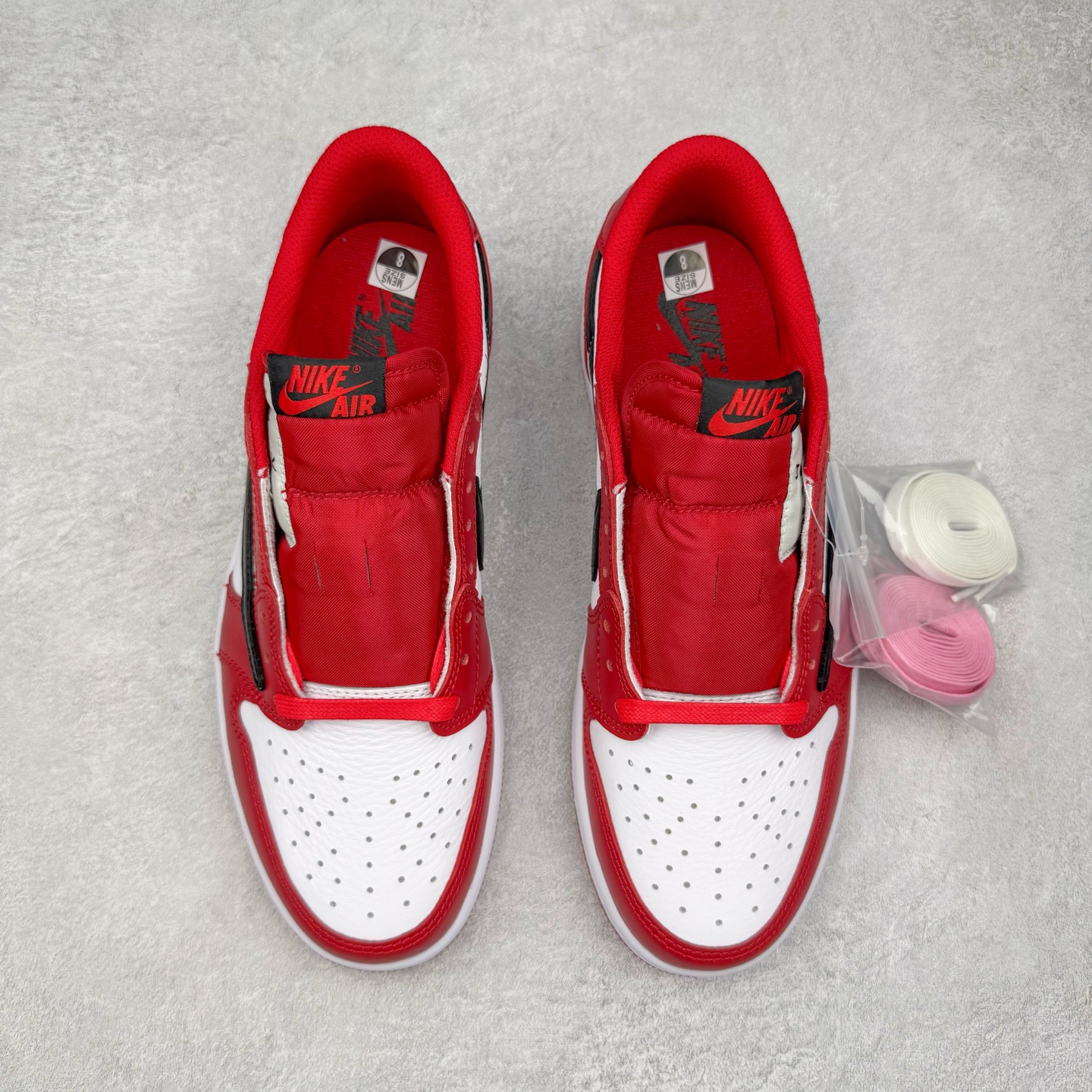 图片[2]-＃Lw纯原 Travis Scott x Air Jordan AJ1 Low OG SP TS联名倒钩低帮 白红黑 DM7866-101 外贸高端零售特供批次 产品品控稳定性领先行业 各方面均可对飙L版 良心定价不杀猪 原厂全套原楦原纸板冲刀磨具开发 原厂皮料加持 原厂港宝加持定型后跟R度完美 同源原厂电绣 鬼脸飞翼针数密度立体效果一致 百分百一致原鞋 原厂拉帮工艺 针距密度一致 后跟弧度收口自然不对折 极致一眼正品既视感 进口玻璃冲刀皮料裁剪零毛边 全鞋电脑针车工艺 品控清洁度最高QC检验标准 免检产品 原厂订购鞋盒、鞋标、防尘纸、鞋撑、鞋带 追求极致的原厂味道 尺码：36 36.5 37.5 38 38.5 39 40 40.5 41 42 42.5 43 44 44.5 45 46 47.5 48.5-选品中心