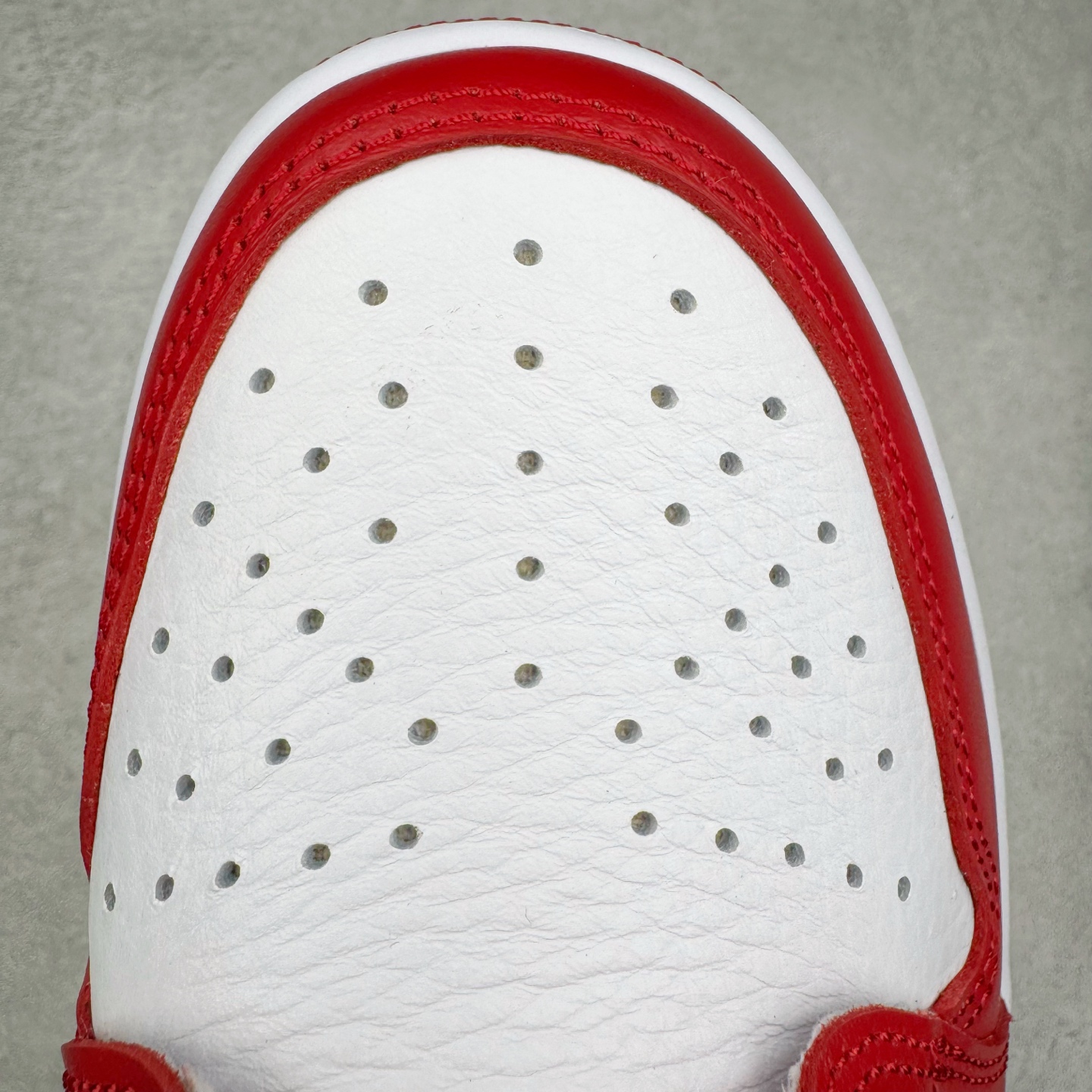 图片[16]-＃Lw纯原 Travis Scott x Air Jordan AJ1 Low OG SP TS联名倒钩低帮 白红黑 DM7866-101 外贸高端零售特供批次 产品品控稳定性领先行业 各方面均可对飙L版 良心定价不杀猪 原厂全套原楦原纸板冲刀磨具开发 原厂皮料加持 原厂港宝加持定型后跟R度完美 同源原厂电绣 鬼脸飞翼针数密度立体效果一致 百分百一致原鞋 原厂拉帮工艺 针距密度一致 后跟弧度收口自然不对折 极致一眼正品既视感 进口玻璃冲刀皮料裁剪零毛边 全鞋电脑针车工艺 品控清洁度最高QC检验标准 免检产品 原厂订购鞋盒、鞋标、防尘纸、鞋撑、鞋带 追求极致的原厂味道 尺码：36 36.5 37.5 38 38.5 39 40 40.5 41 42 42.5 43 44 44.5 45 46 47.5 48.5-选品中心